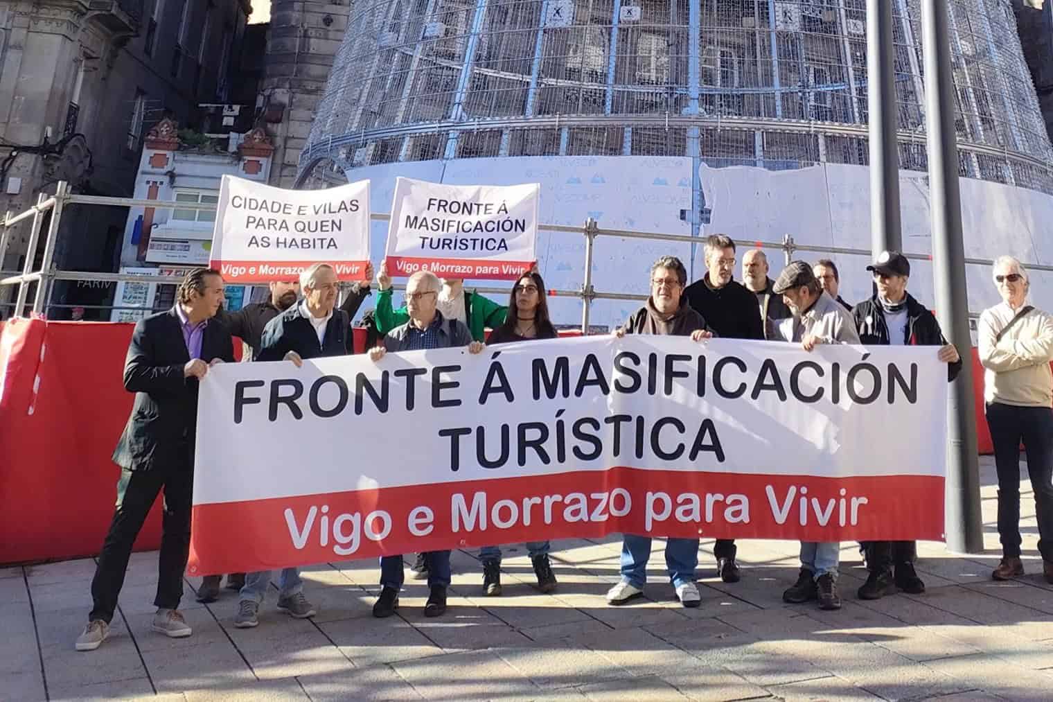 Integrantes de la Plataforma contra la Masificación Turística Vigo-O Morrazo, en el centro de la ciudad olívica | EUROPA PRESS