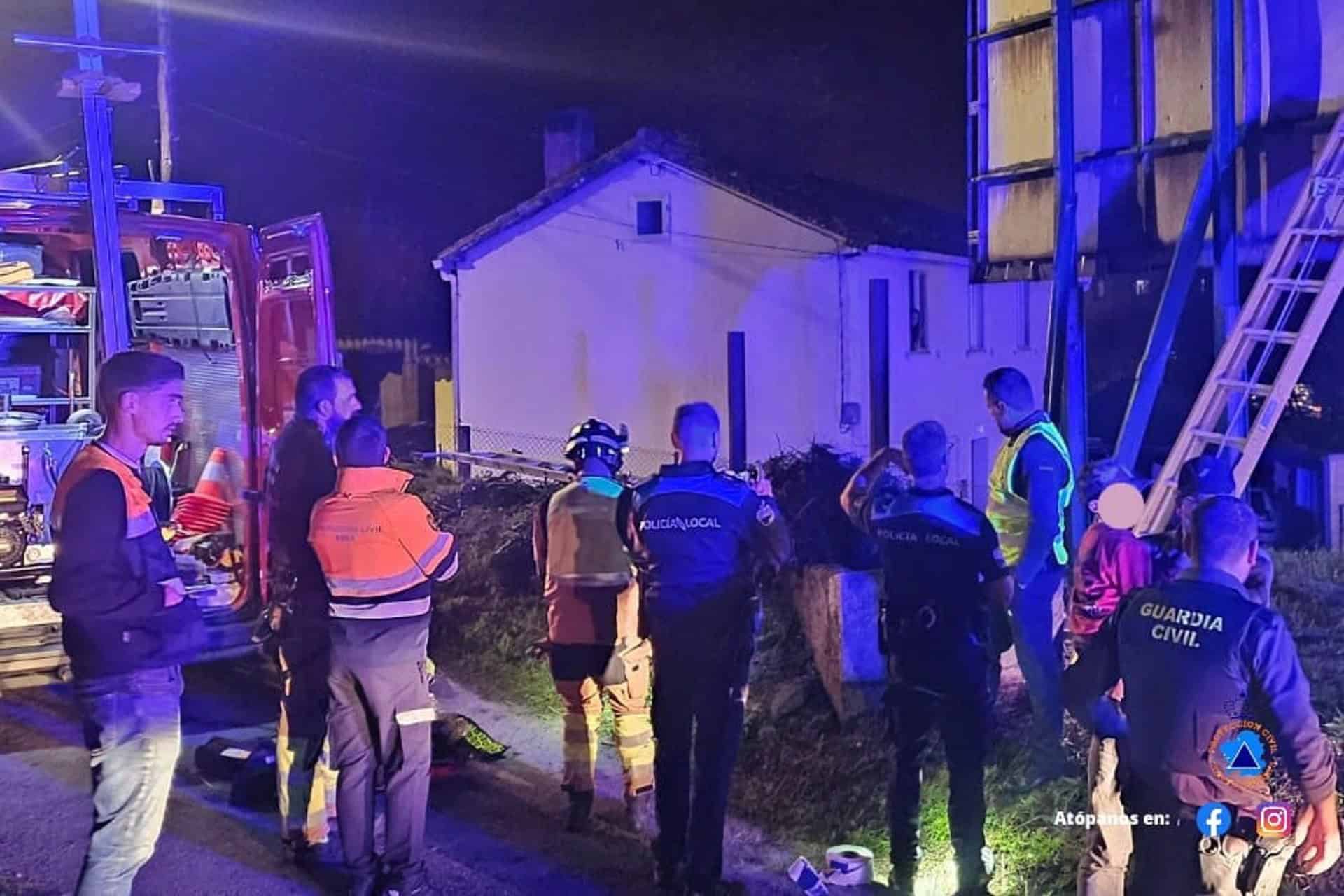 Rescate de un niño que cayó en un pozo en Ames | EUROPA PRESS