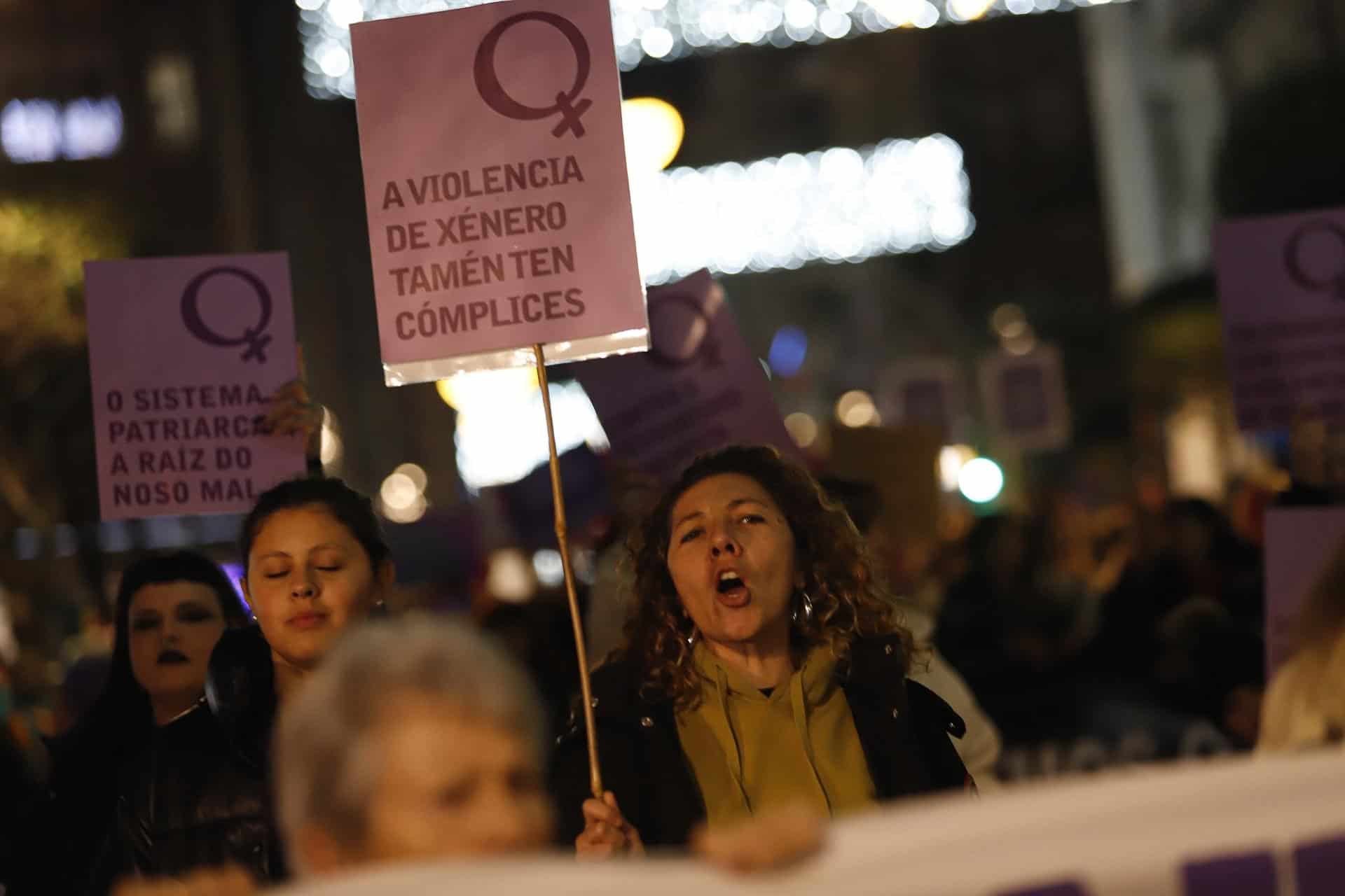 Varias personas muestran carteles, durante una marcha por la eliminación de la violencia contra las mujeres, a 25 de noviembre de 2023, en Vigo | EUROPA PRESS