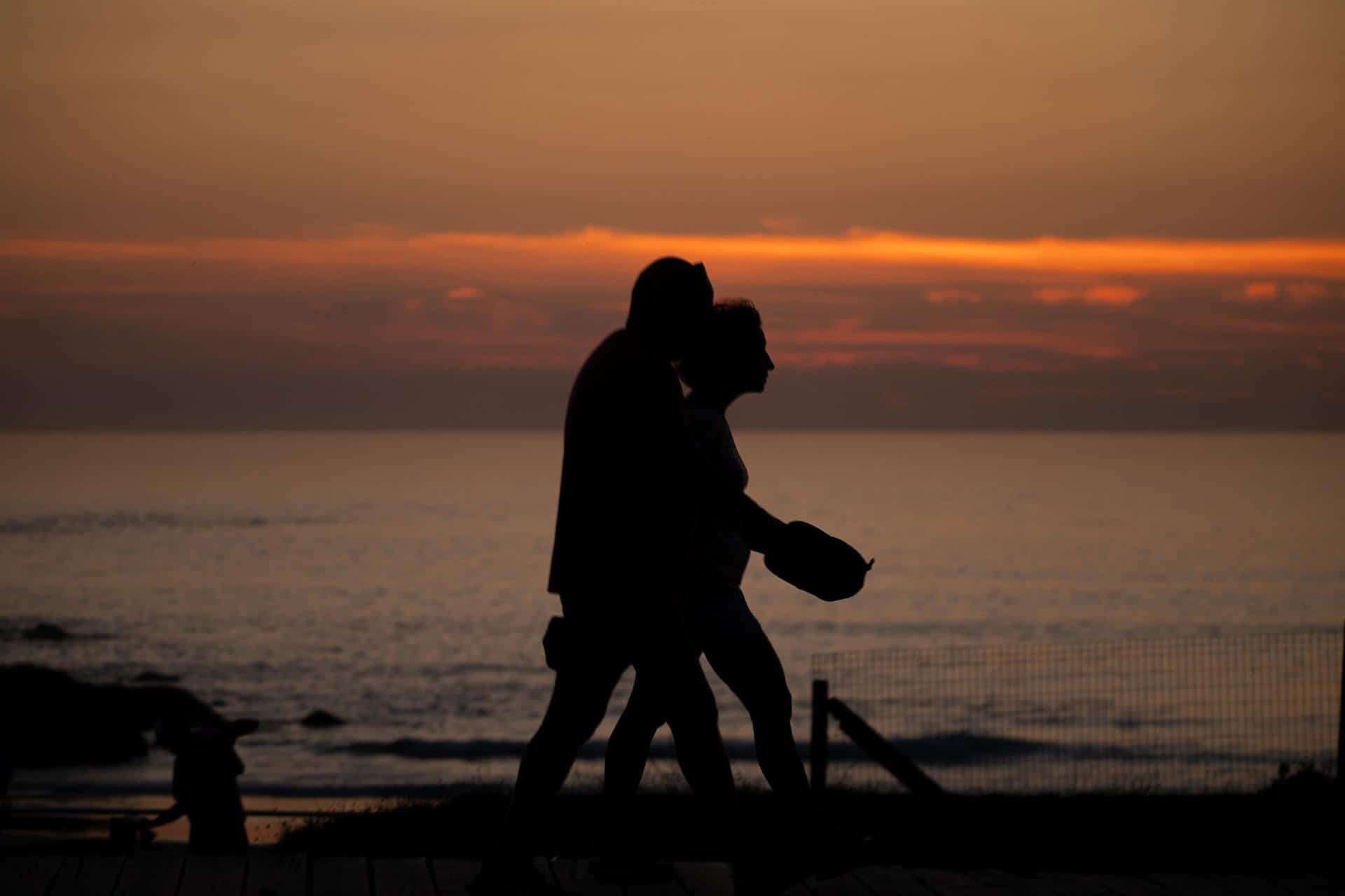 Imagen de archivo de dos personas paseando junto al mar | EP