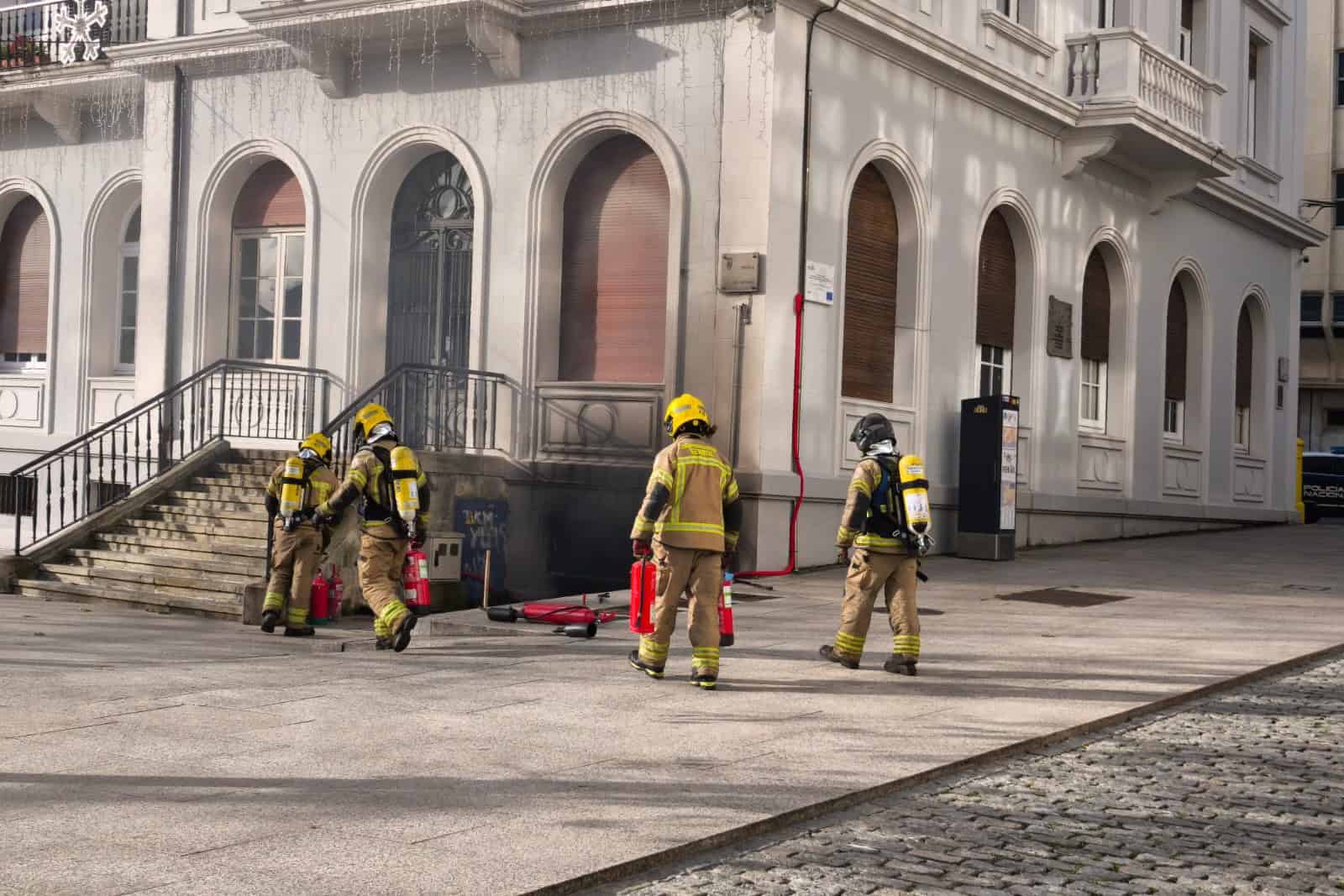 Los bomberos, sobre las 15:35 horas, sofocando un conato de incendio en un transformador del Palacio Municipal de Ferrol | ENFOQUES