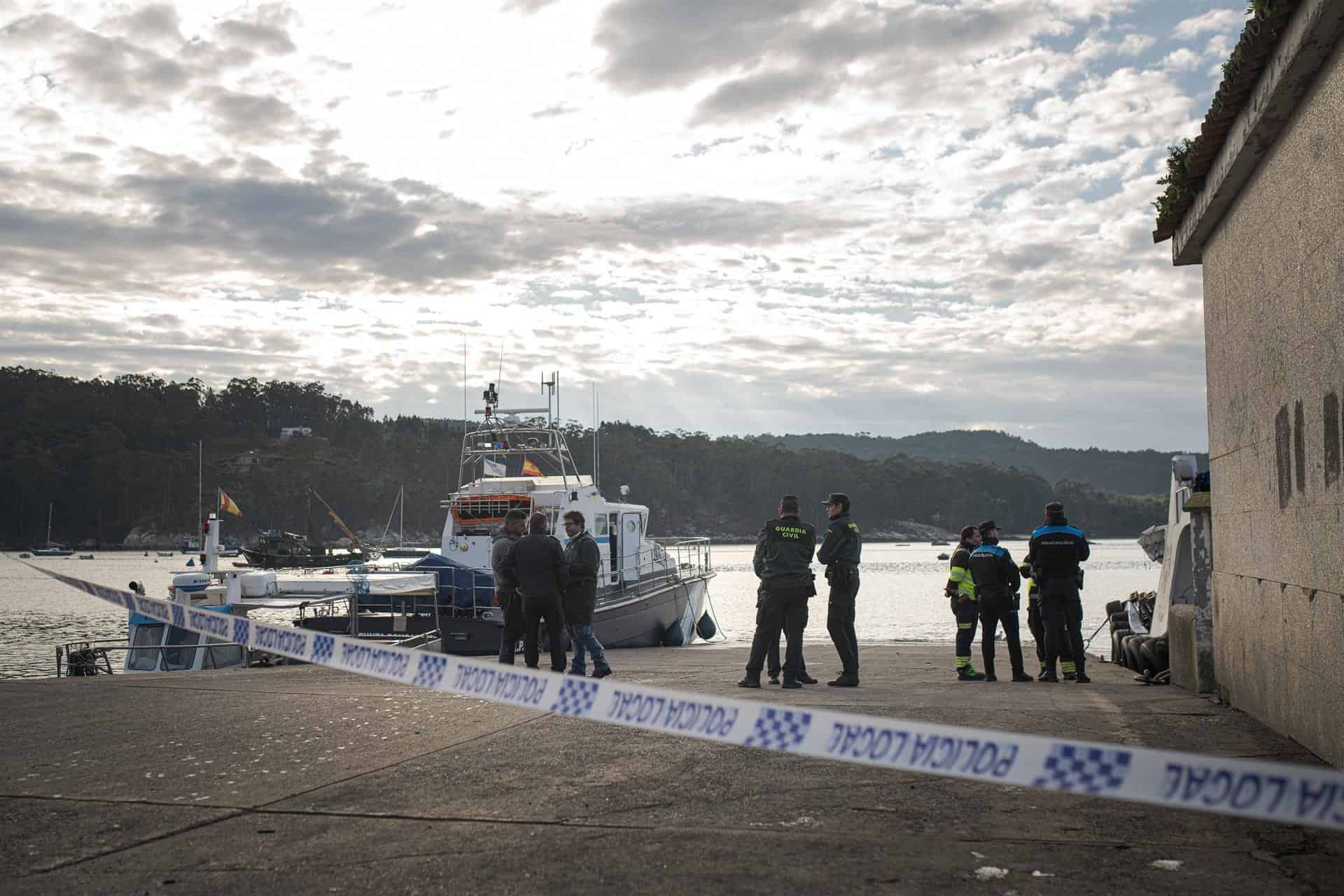 Cordón policial tras el naufragio del "Hermanos Rey" en el Puerto de Meloxo, en O Grove | EP