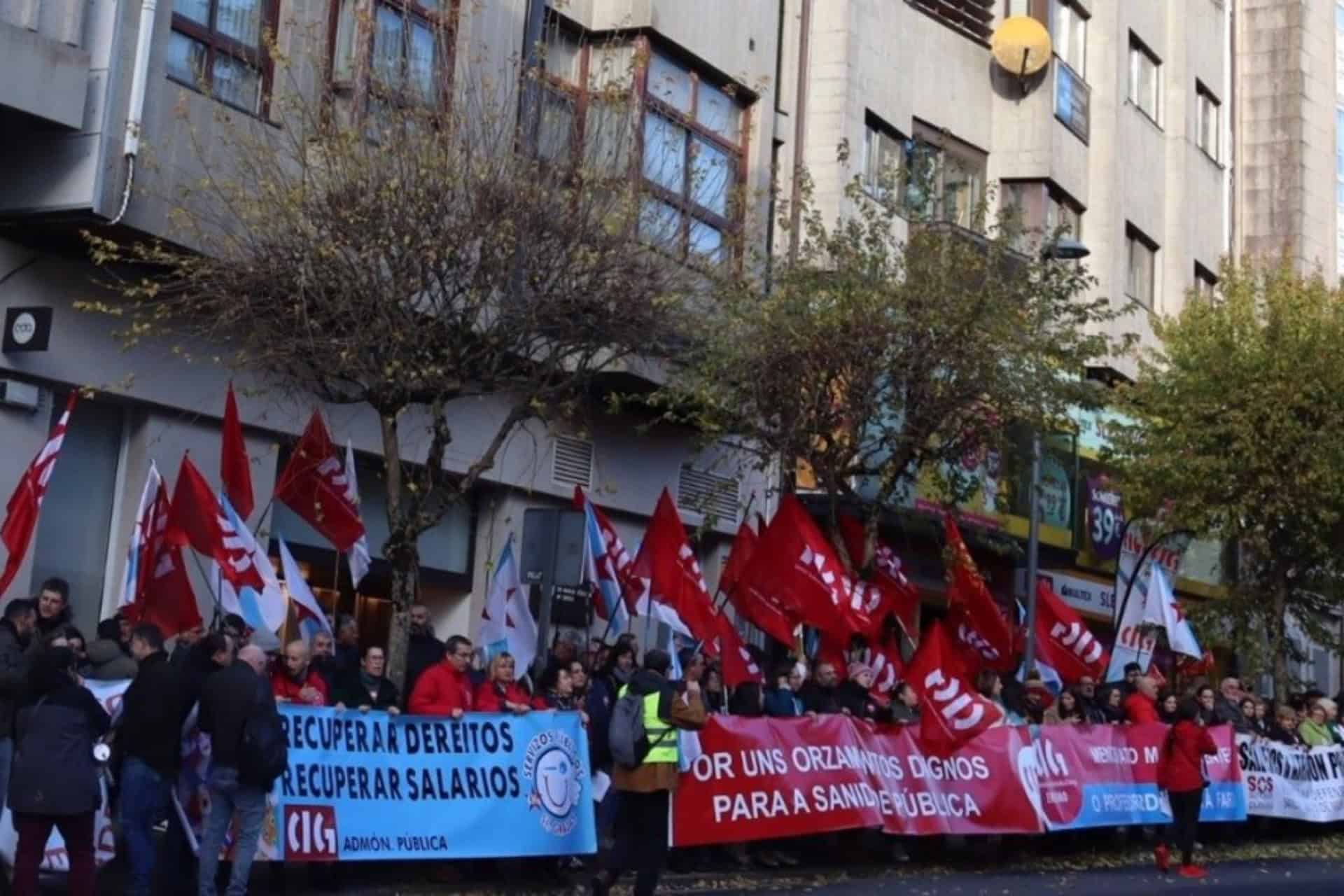 La concentración de SOS Sanidade Pública frente al Parlamento de Galicia | EP