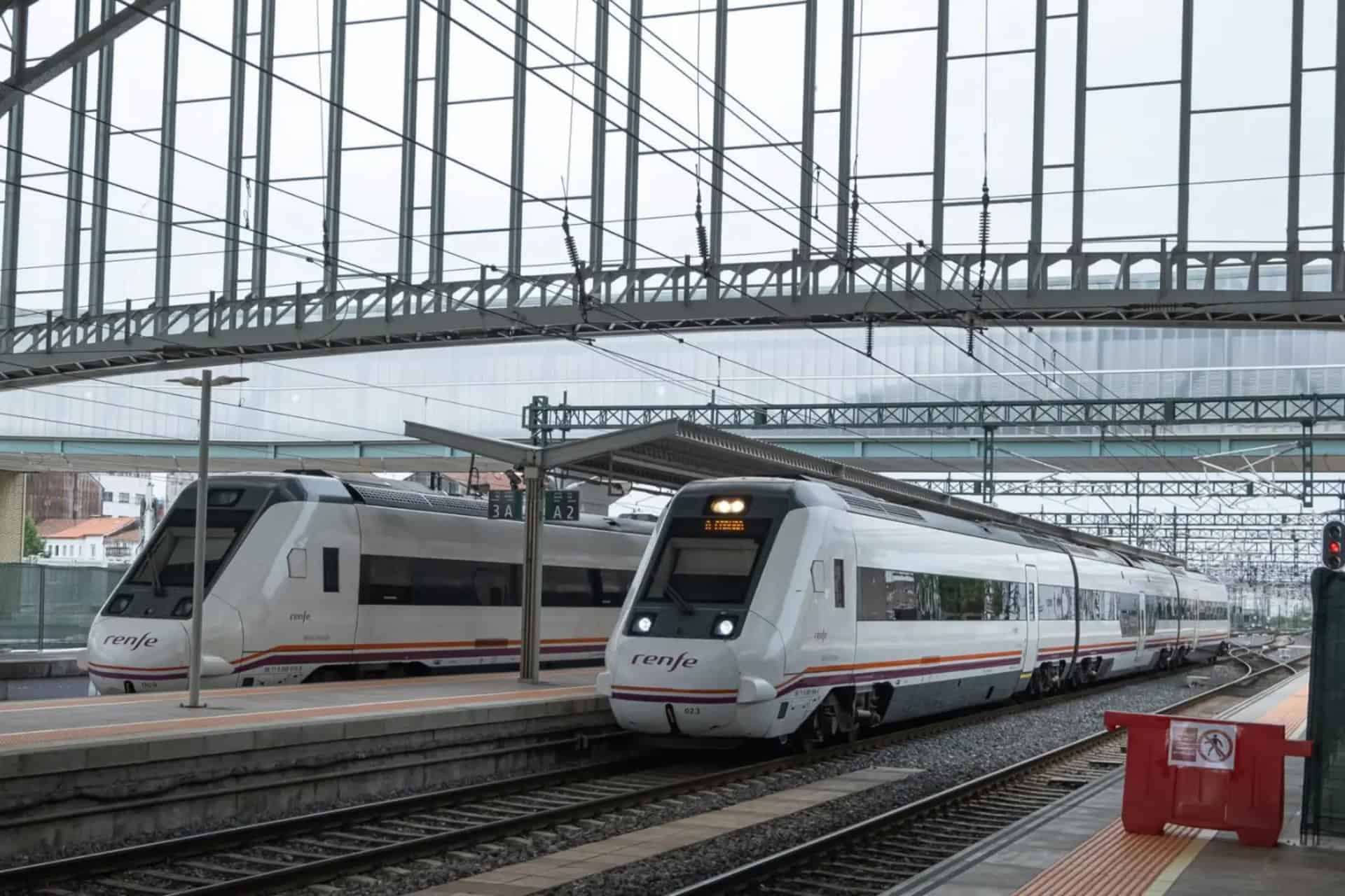 Imagen de archivo de dos trenes en la estación de tren de A Coruña | RENFE