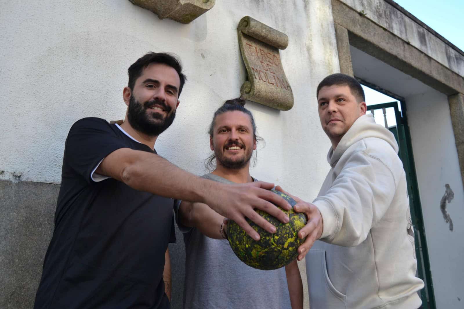 Fran Leira, Hugo Piñón y Antonio, entrenador de balonmano,  frente al colegio donde se celebrará el encuentro solidario | ENFOQUES