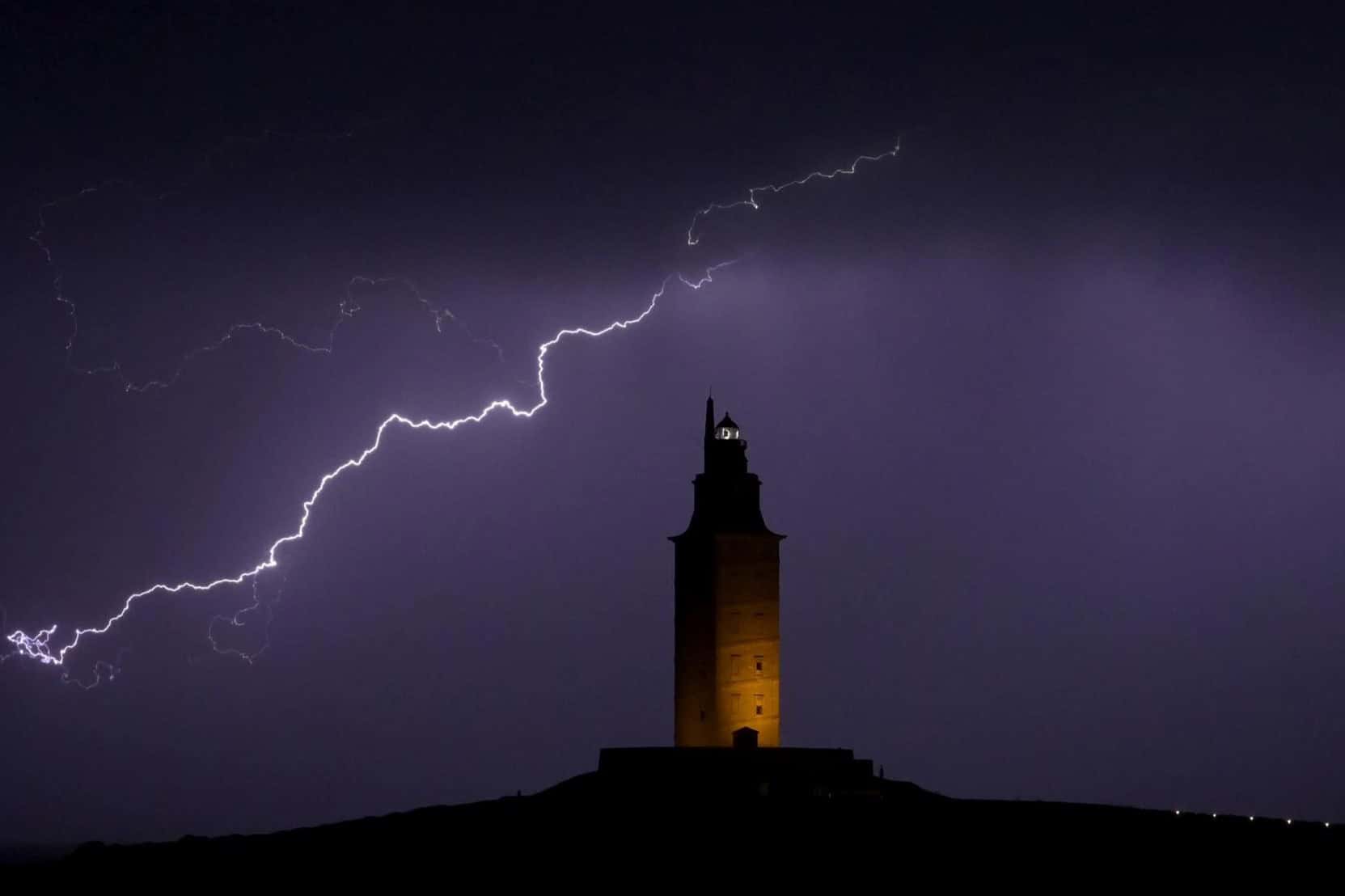 Vista de un rayo sobre la Torre de Hércules, a 26 de octubre de 2022 | ENFOQUES