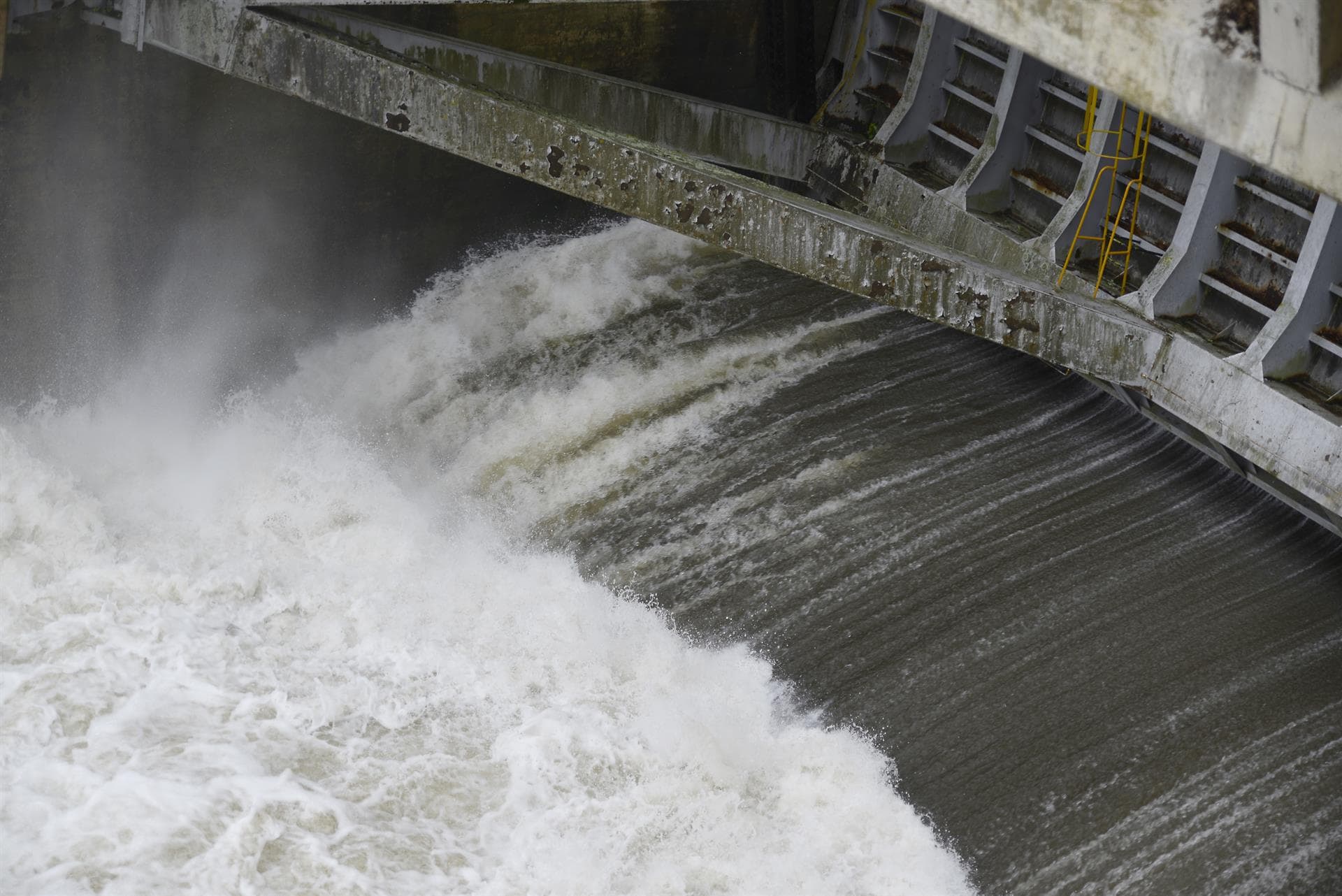 El embalse de Velle liberando agua del río Miño, a 4 de noviembre de 2023 | EUROPA PRESS