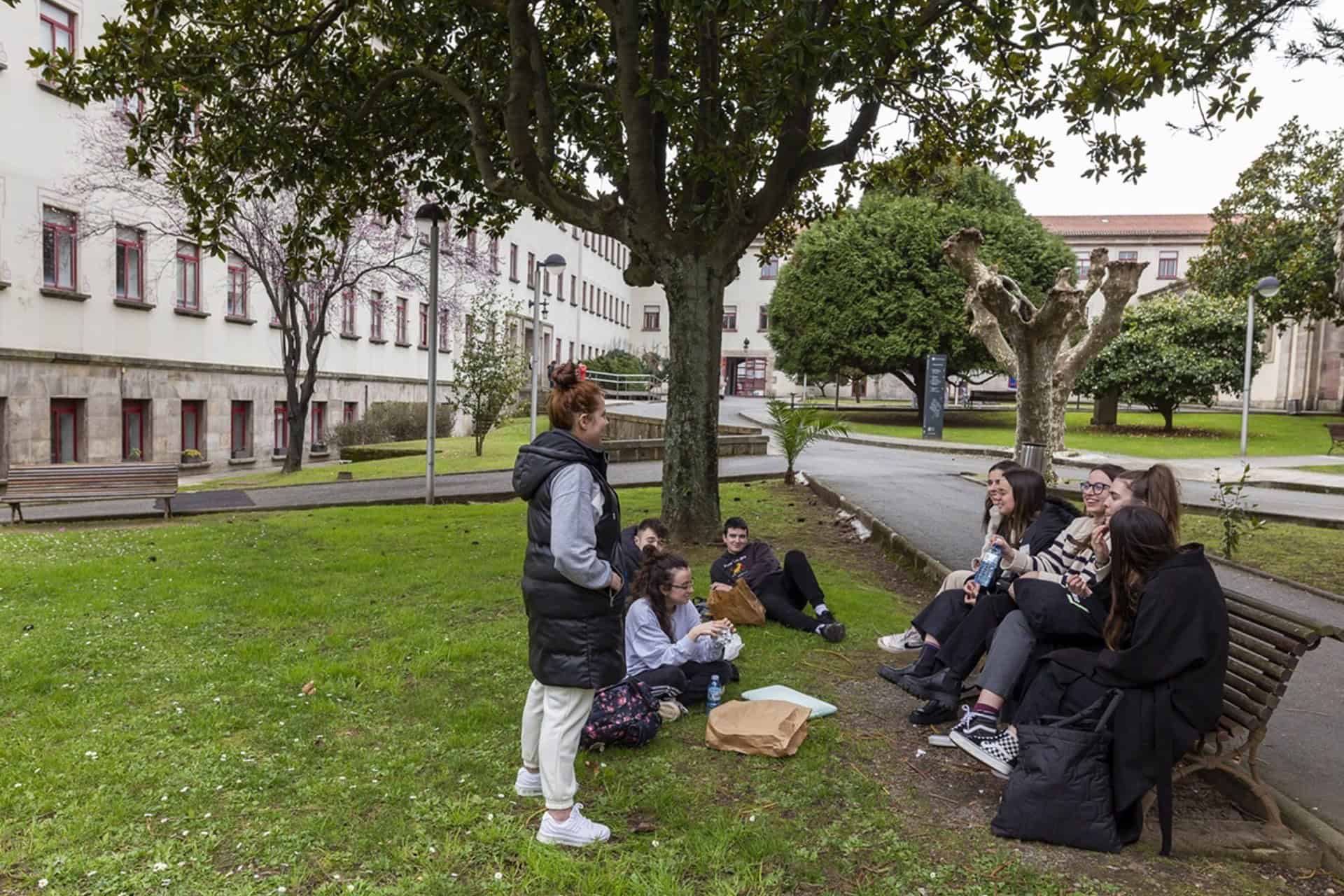 La Universidade da Coruña (UDC) prohibirá el consumo de tabaco o 'vapers' en todos los espacios de sus campus | UDC