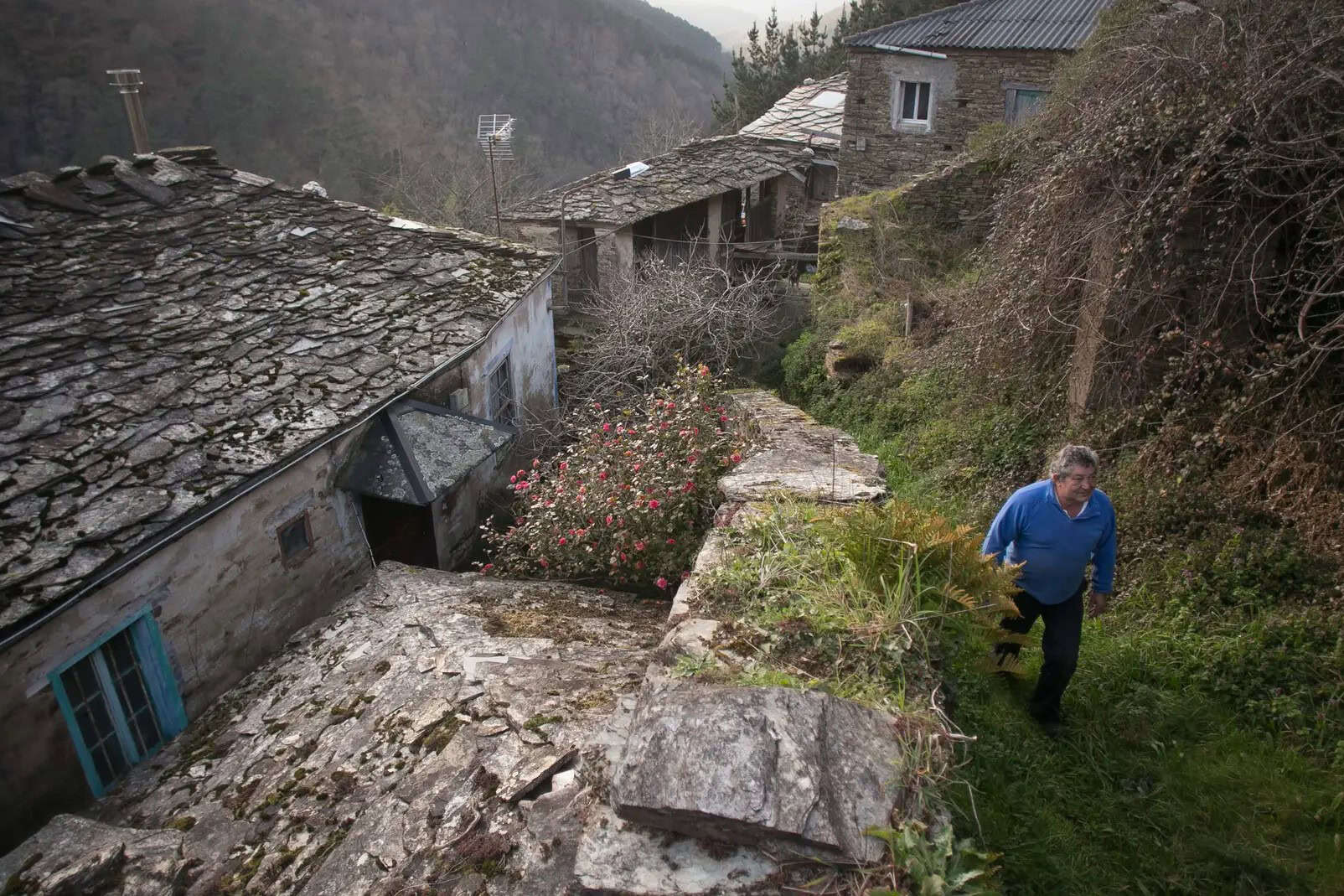 Uno vecino de Muiñou, en Lugo, una aldea ue llegó a contar con 170 habitantes en los años 60 y dónde hoy solo habitan cuatro vecinos | EUROPA PRESS