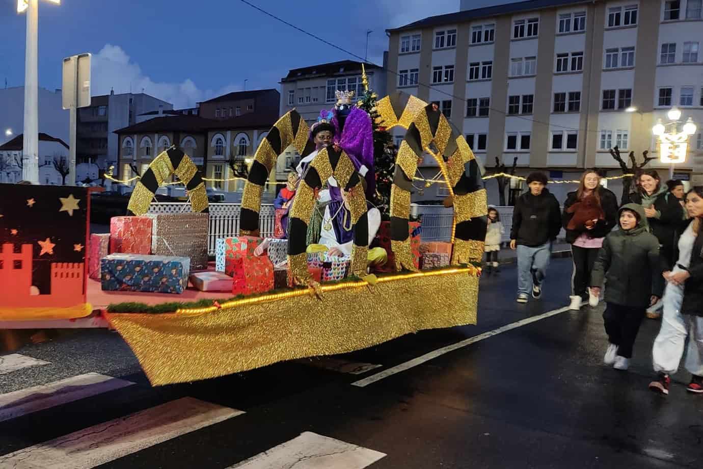 El Rey Baltasar visitando a los niños y niñas cedeiresas en la cabalgata del año pasado | PROTECCIÓN CIVIL CEDEIRA