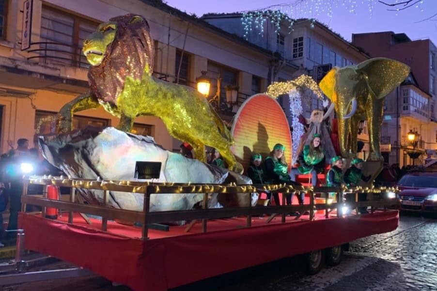 El Rey Melchor visitando a los niños y niñas eumeses en la cabalgata del año pasado | CONCELLO DE PONTEDEUME