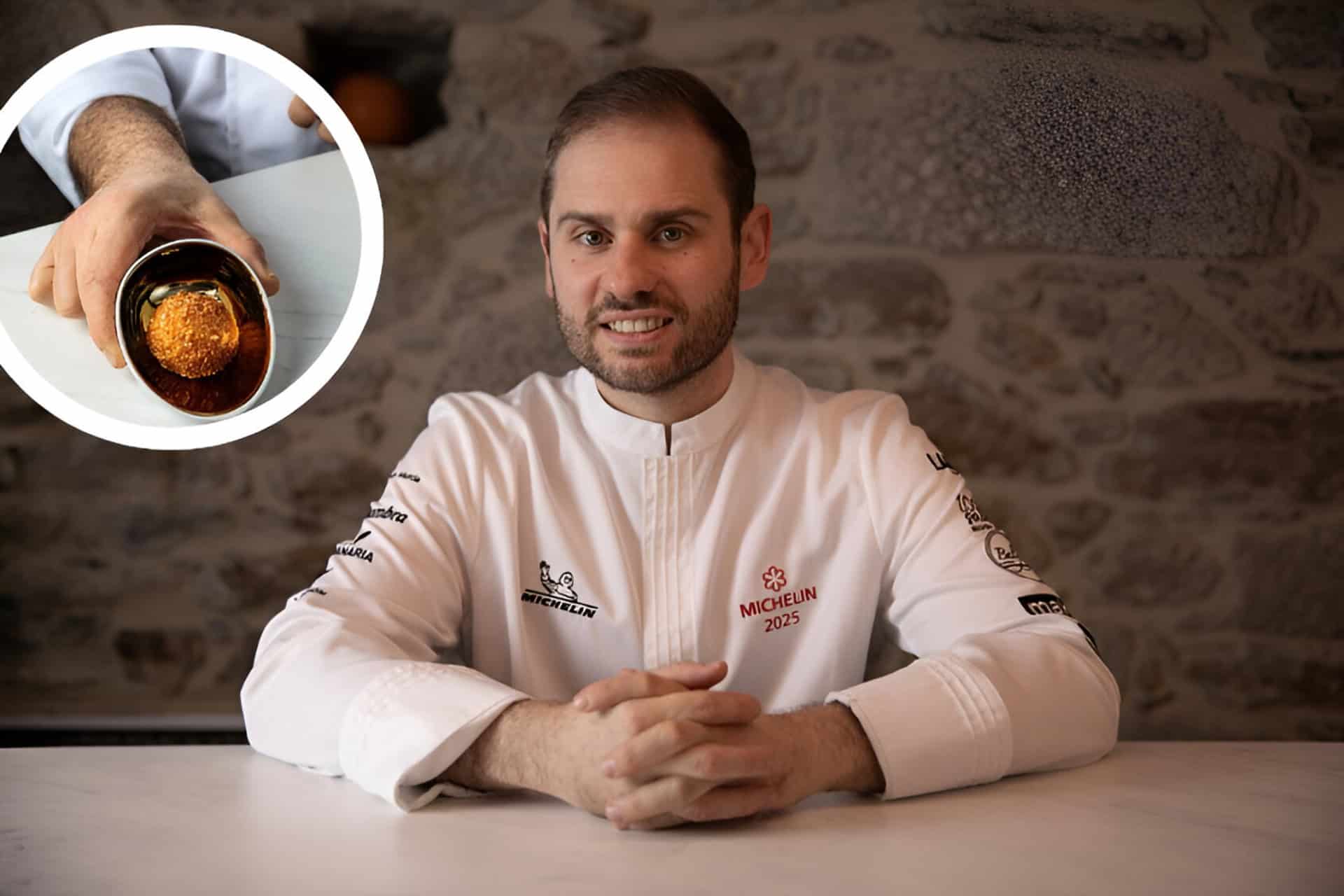 El chef del restaurante Simpar, Axel Smyth, junto a la croqueta que opta a ser la mejor de España | CARLOS MANZANO