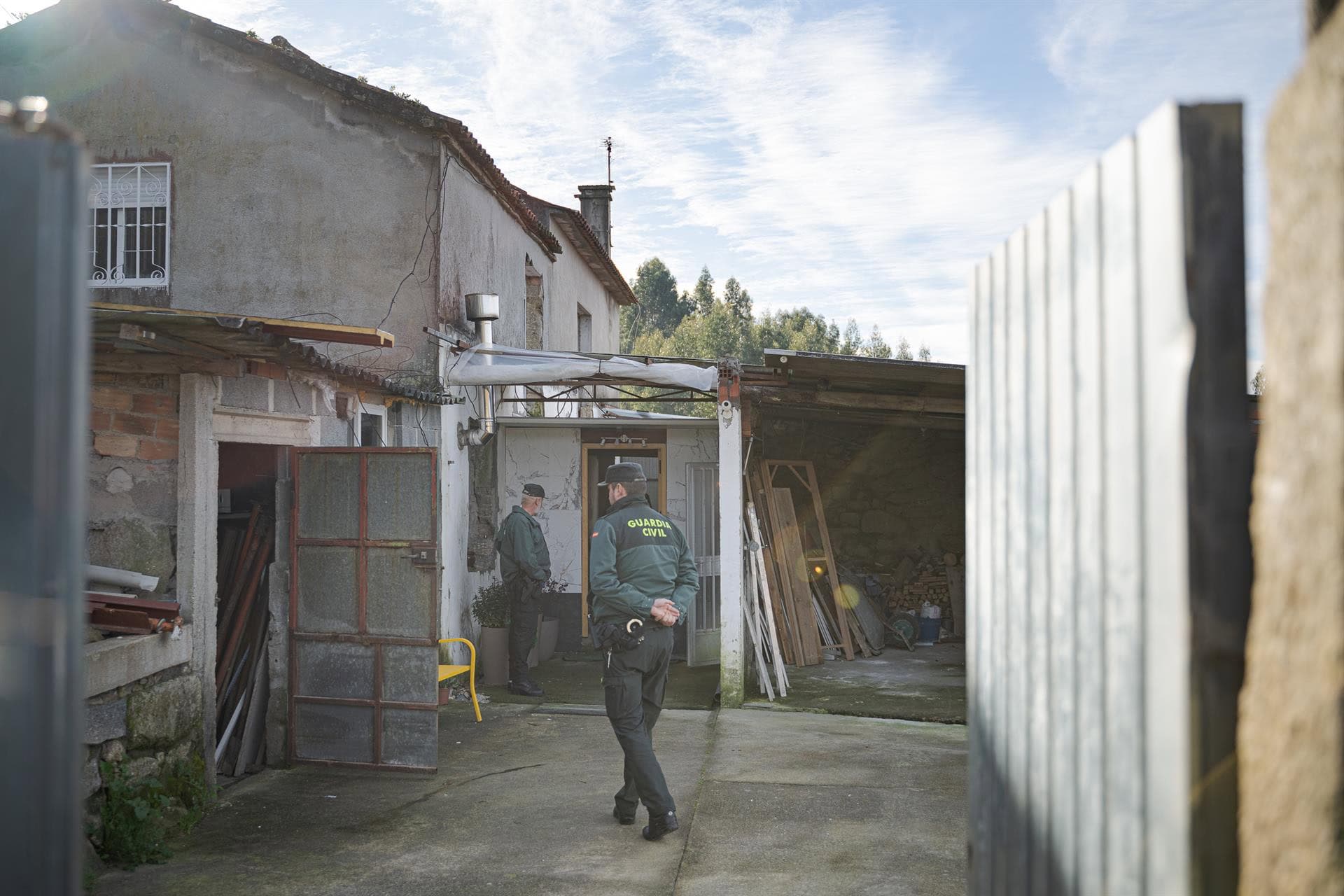 Agentes de la Guardia Civil en la vivienda asaltada en Meis | EP