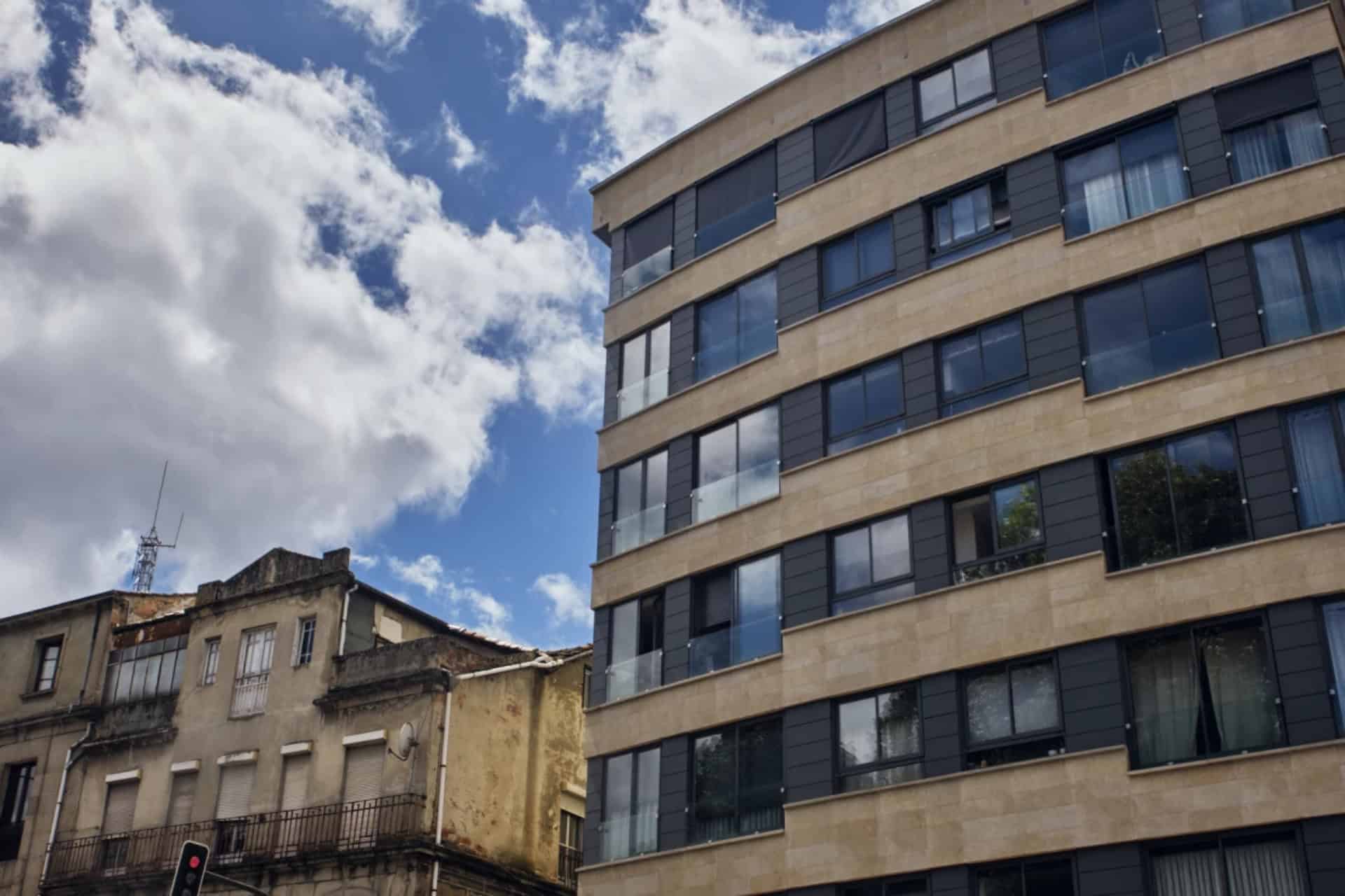 Imagen de archivo de un edificio de viviendas en Ourense | EP