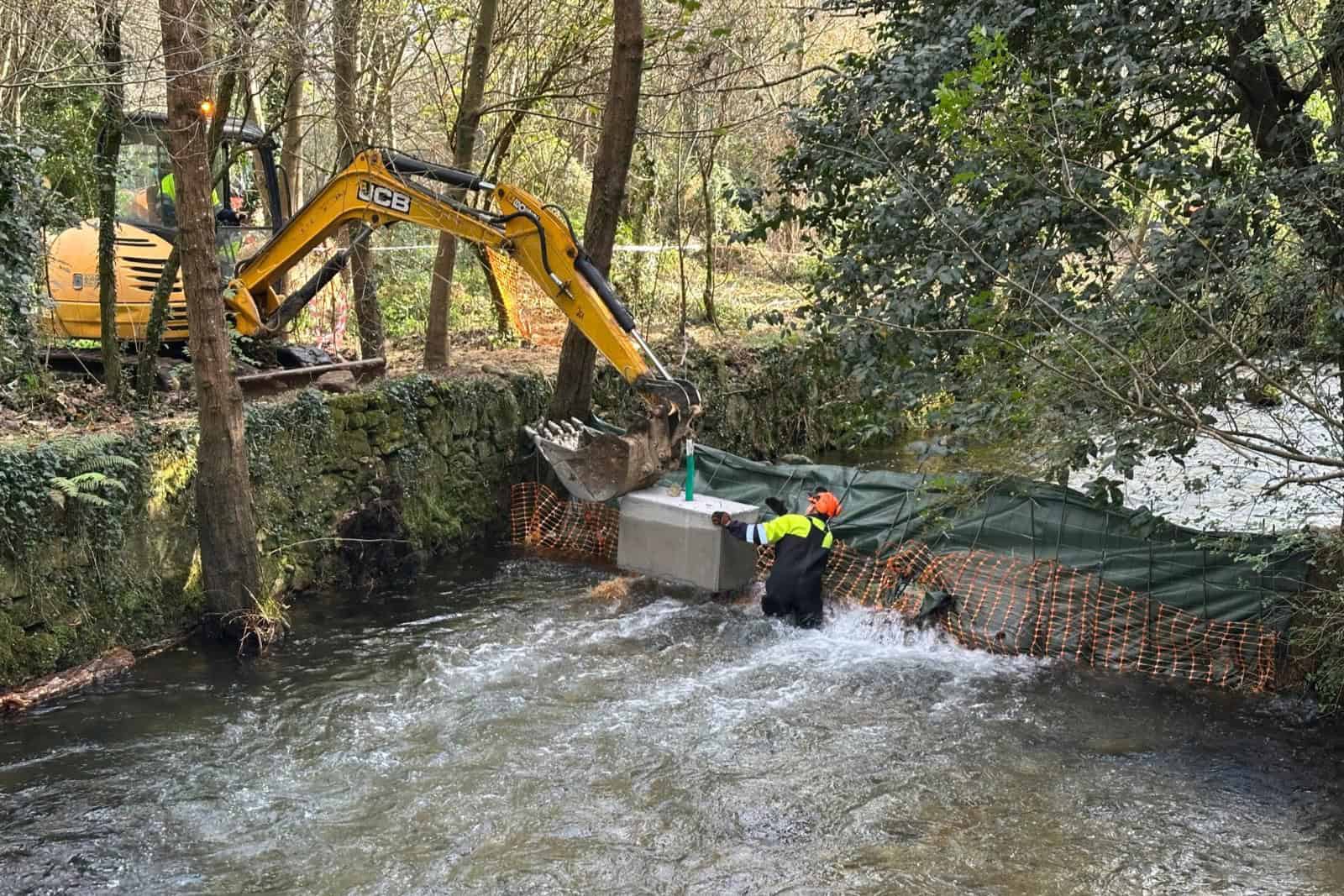 Un operario de Augas de Galicia en las actuaciones del río Belelle | CEDIDA