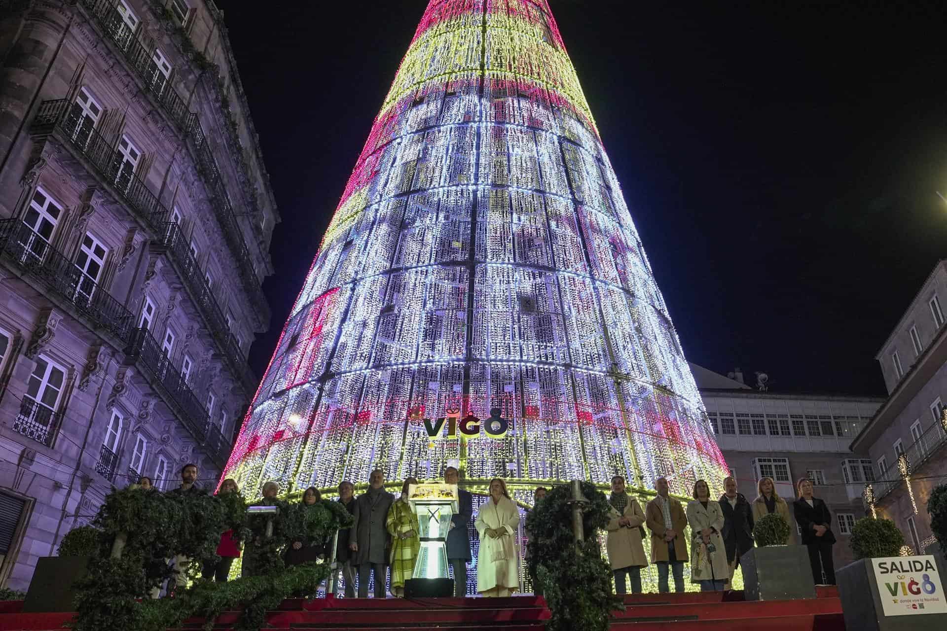 Abel Caballero y su equipo de gobierno en el apagado de las luces de Navidad de Vigo 2024-2025 | EUROPA PRESS