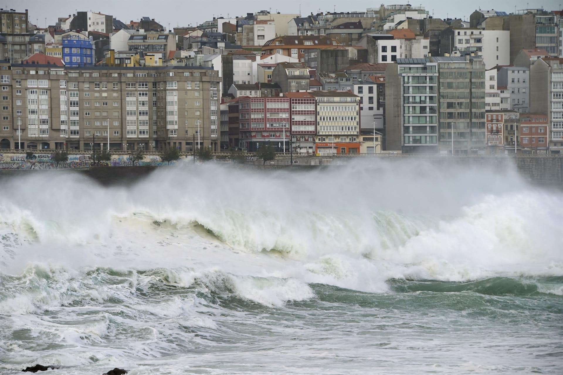 Vistas del mar picado con edificios al fondo en A Coruña | EUROPA PRESS