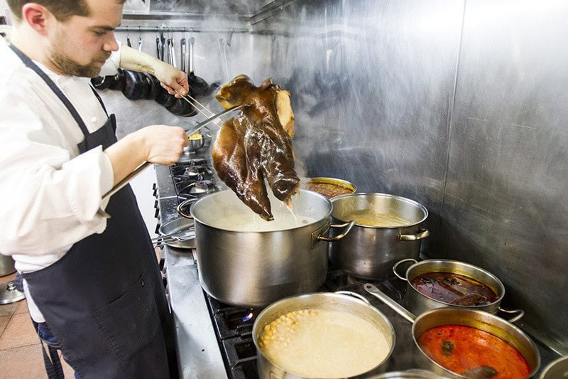 Diego 'Moli' López en los fogones de su restaurante en Lalín, La Molinera