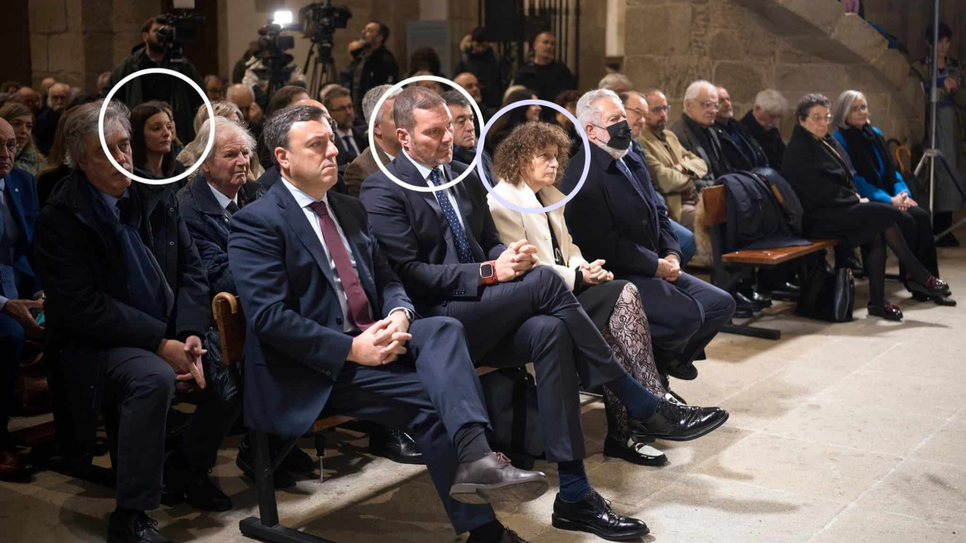 El acto homenaje a Castelao en que la TVG   aseguraró que no había representación del BNG. En la imagen, la viceportavoz nacionalista, Olalla Rodil, y la alcaldesa de Santiago, Goretti Sanmartín, en dicho acto  junto al conselleiro de Cultura, José López Campos.