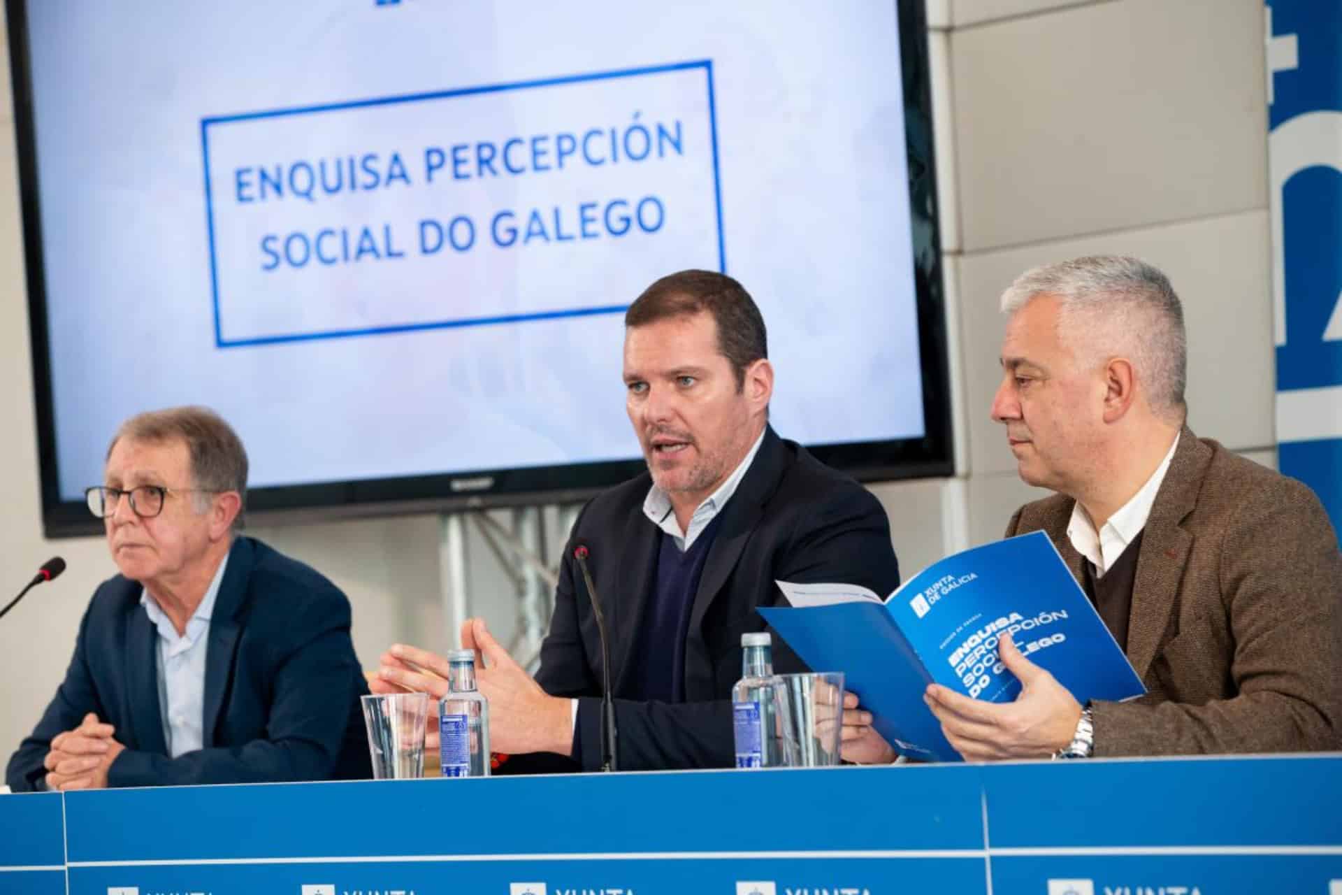 O conselleiro de Cultura, José López Campos, presentando a "Enquisa da percepción social do galego" de Sondaxe acompañado polo secretario xeral de Política Lingüística, Valentín García, e o coordinador da renovación do Plan Xeral de Normalización Lingüística, Manuel González | XUNTA