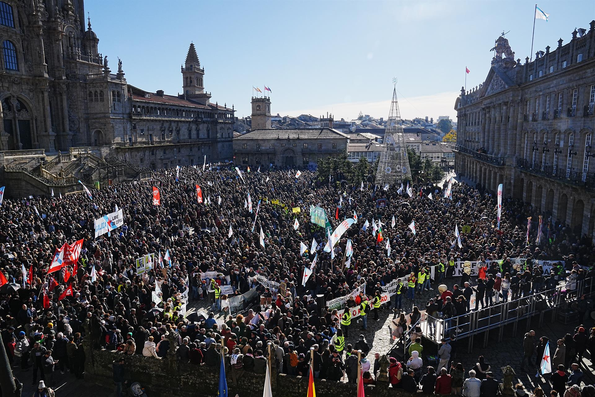 La multitudinaria manifestación en defensa de Altri el pasado 15 de diciembre en Santiago | EP