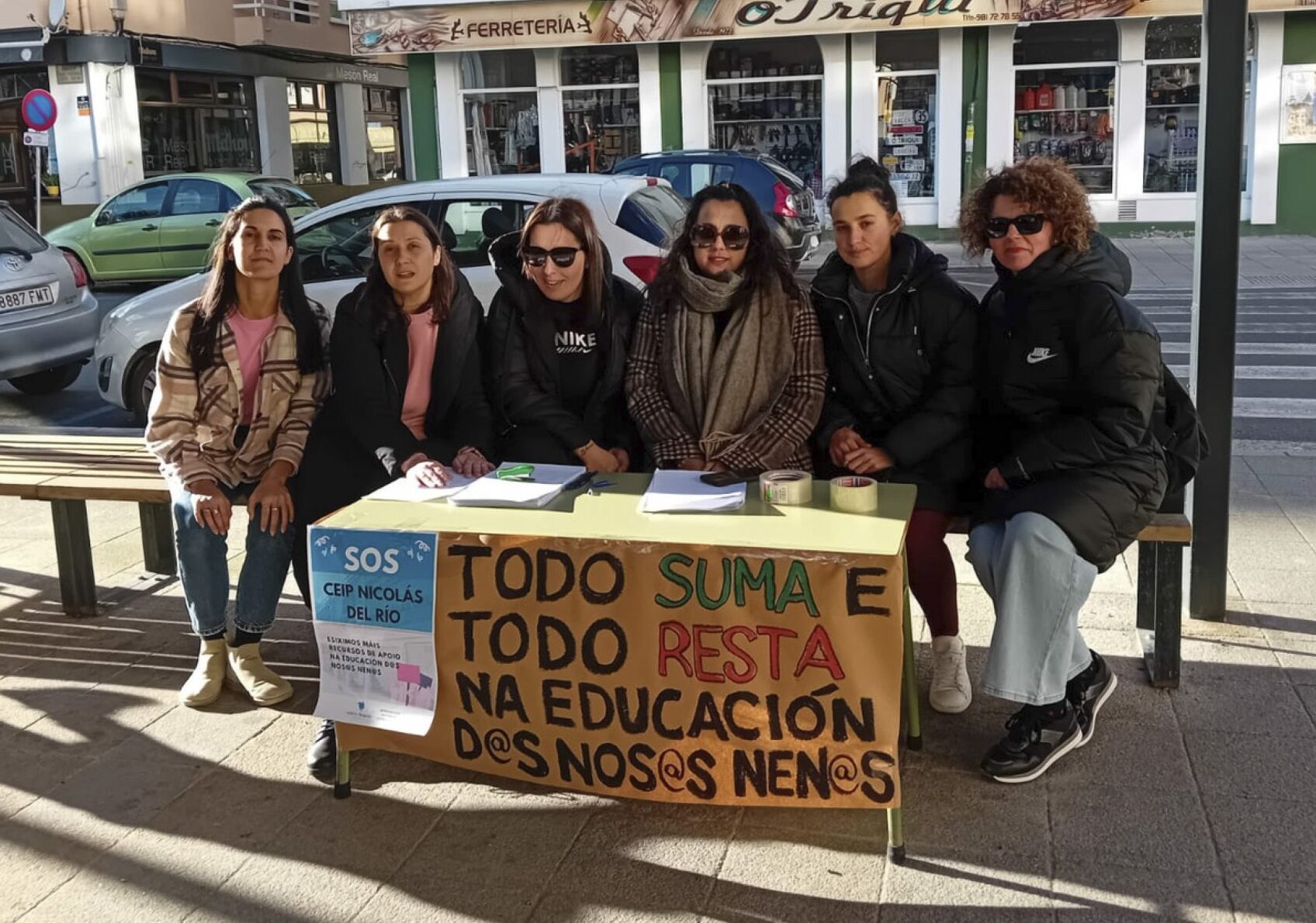 A ANPA Picapeixe e as representantes das familias do Consello Escolar do CEIP Nicolás del Río de Cedeira organizaron unha xornada de recollida de sinaturas no centro do pobo