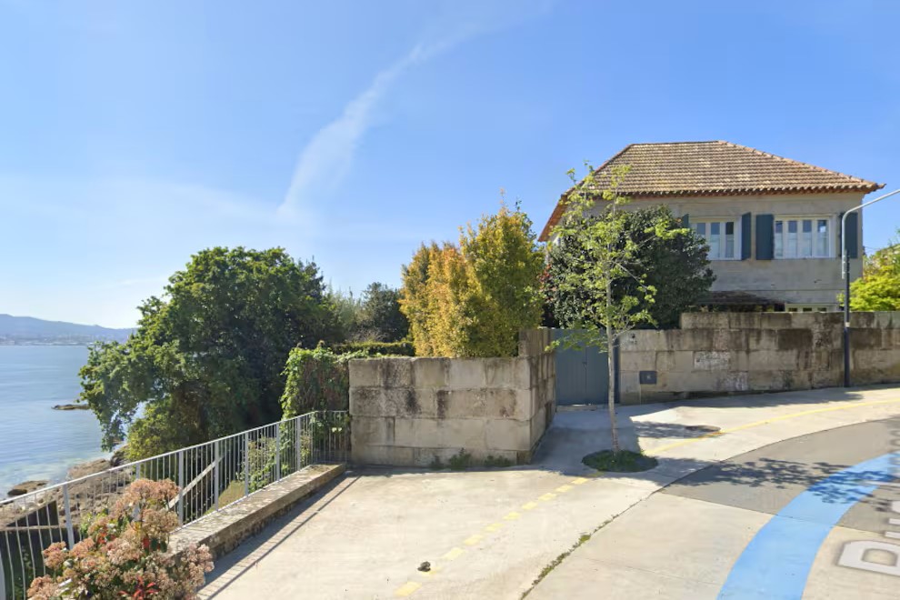 La vivienda de la mujer de Alberto Núñez Feijóo, Eva Cárdenas en la playa de O Con, Tirán, Moaña ! GOOGLE EARTH