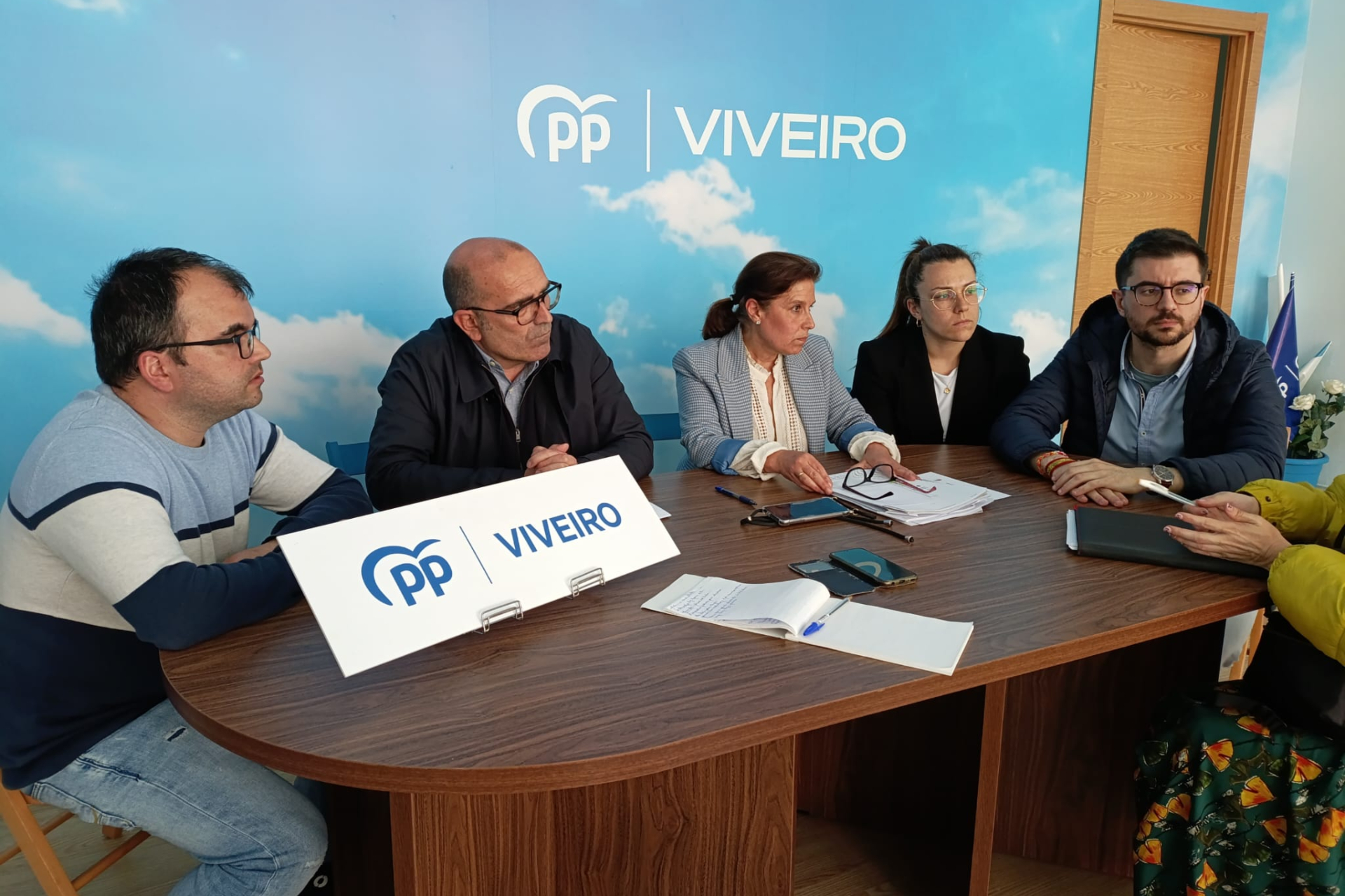 Imagen de archivo de una reunión del PP de Viveiro presidido por su portavoz, Mariña Gueimonde | PP DE VIVEIRO