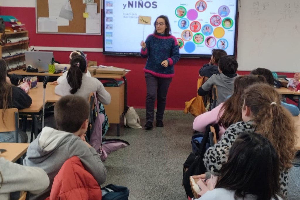 El programa «Nenas e nenos», dirigido a 150 alumnos de Primaria e Infantil, busca transmitir conocimientos sobre la sexualidad con un enfoque positivo y combatir la información distorsionada de Internet