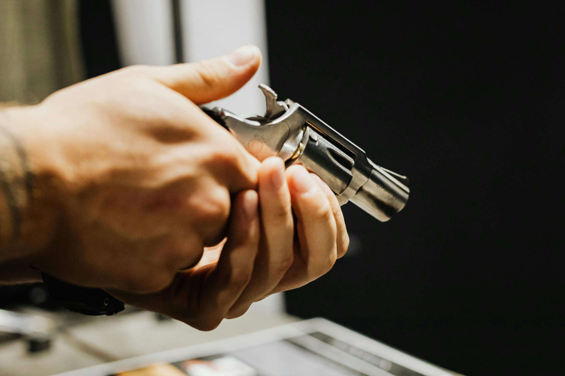 Imagen de archivo de una persona manipulando una pistola | PEXELS