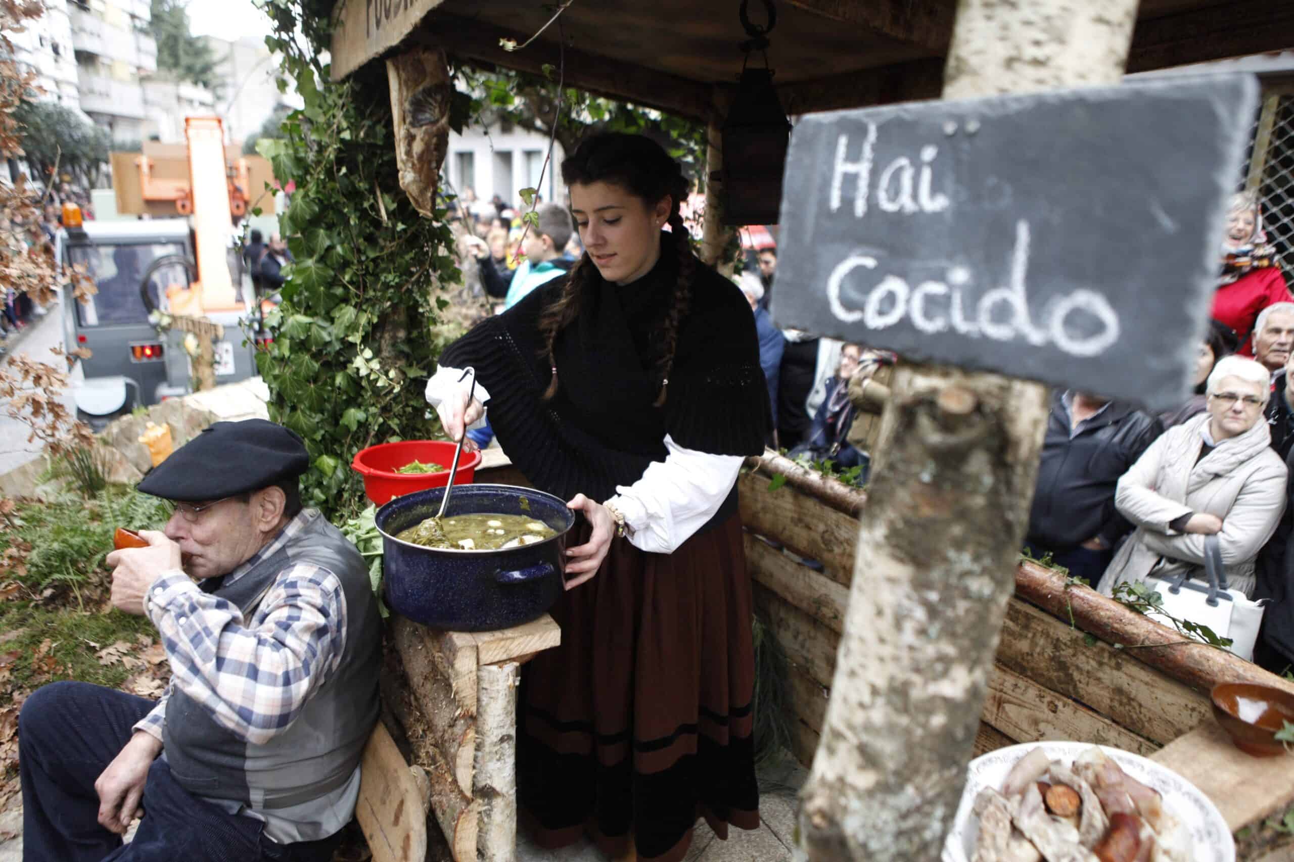 DESFILE DE CARROZAS Y COMPARSAS DE LA 48 FEIRA DO COCIDO DE LALIN. CARROZA DE LA ASOCIACION DE VECINOS A XESTA.