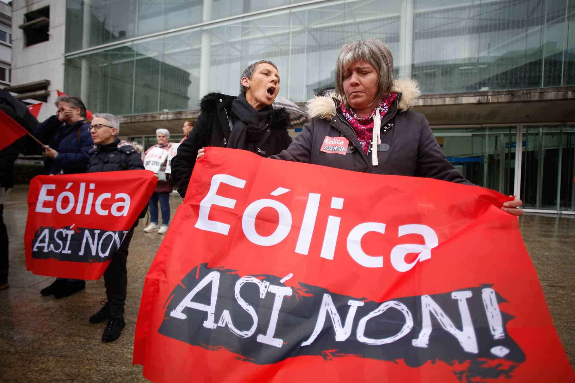 arias personas durante una concentración en defensa de la montaña, frente al edificio de la Xunta, a 10 de diciembre de 2023, en Lugo | EUROPA PRESS