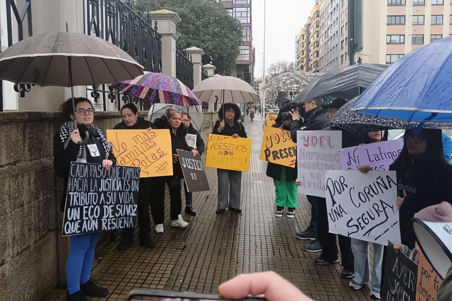 Familiares y amigos de Yoel Quispe, concentrados ante la Audiencia Provincial de A Coruña | EUROPA PRESS