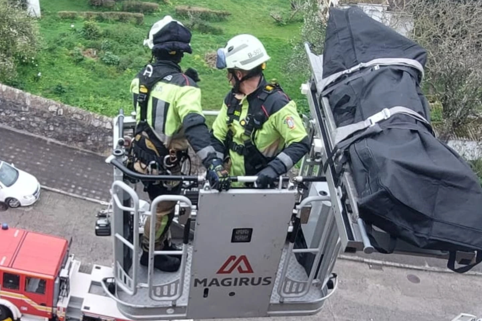 La retirada del cadáver localizado en la Avenida de Finisterre | BOMBEIROS DE CORUÑA