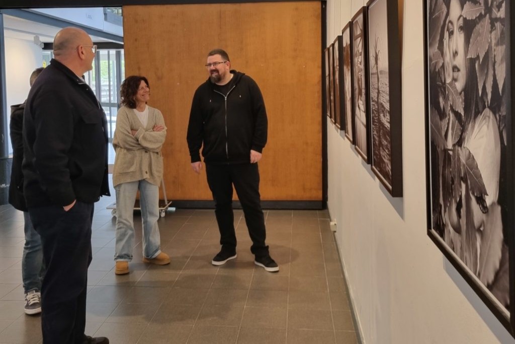 Carlos Muiños Ameneiro inaugura en Valdoviño su exposición «Disparando con mis ojos»