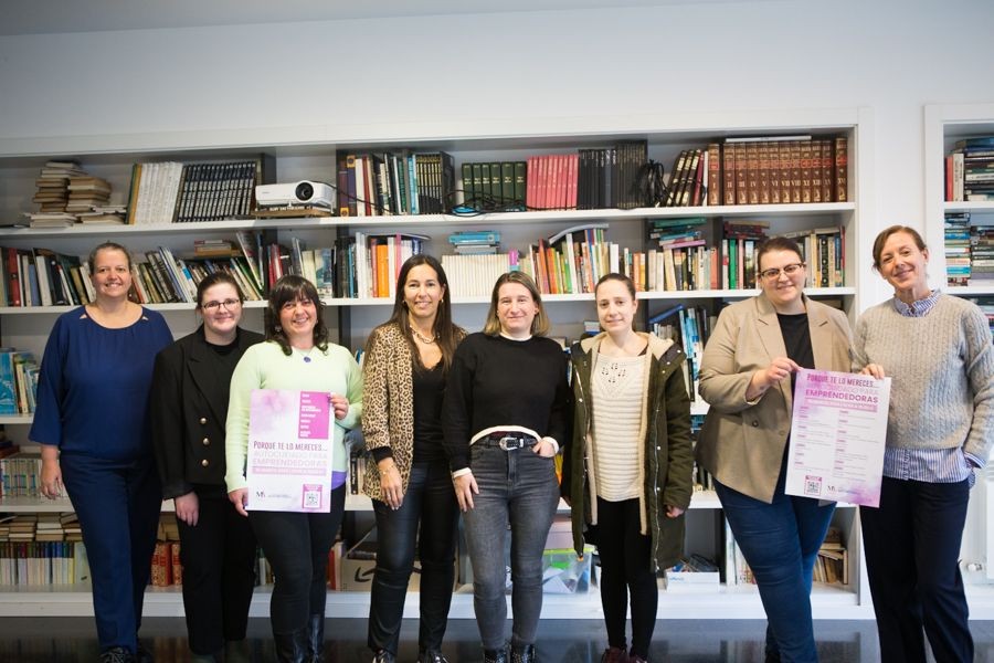 Mulleres Ártabras presentando el programa «Porque te lo mereces…»