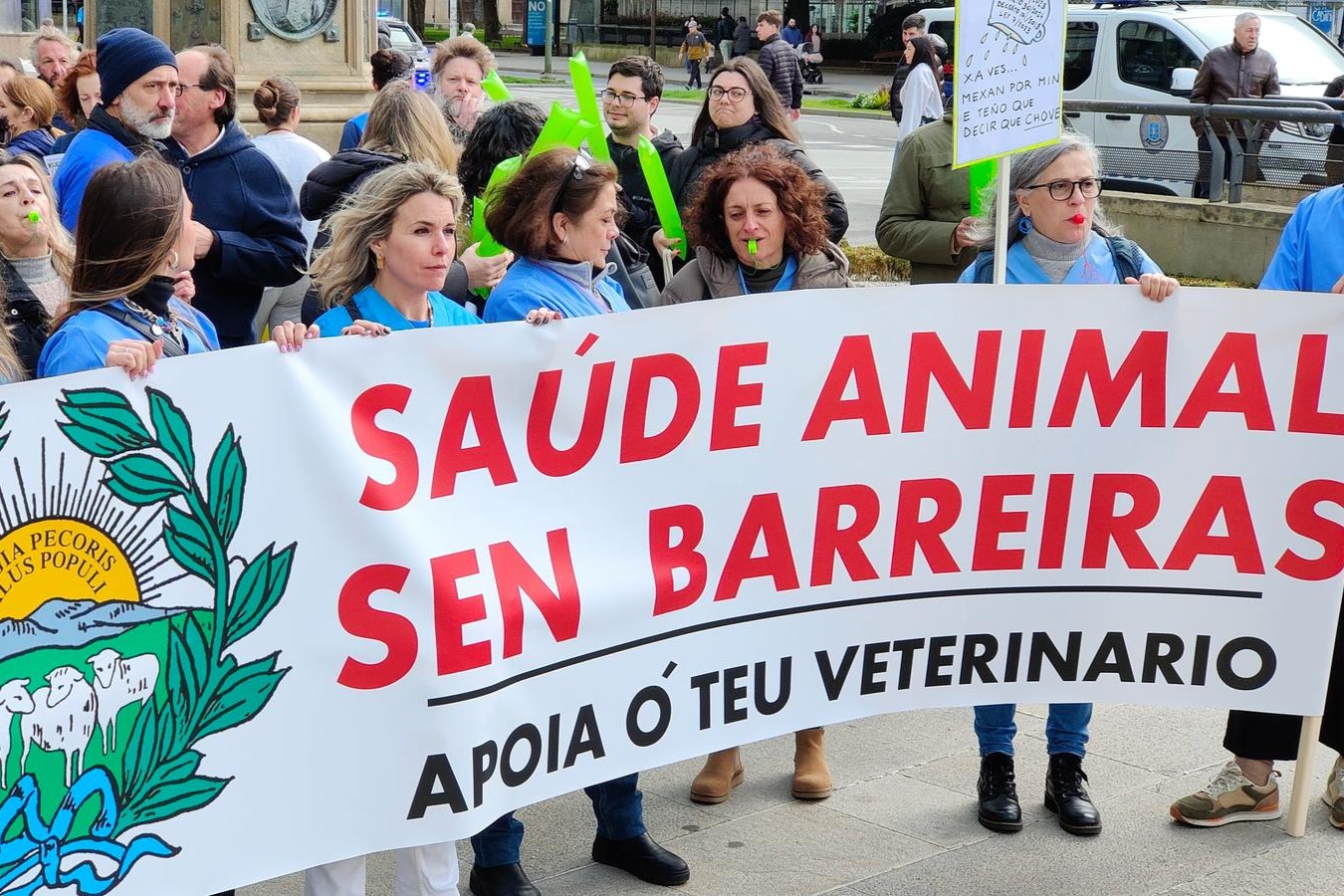 Olalla de Hoyos al frente de la pancarta en la pasada manifestación del 23 de febrero en A Coruña