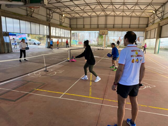 Grupo mixto e intergeneracional practicando pickleball