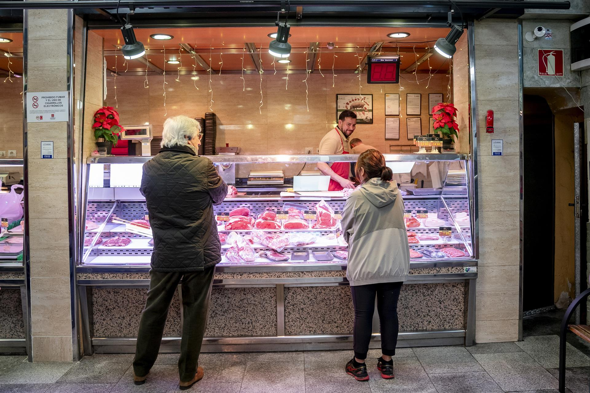 Imagen de archivo de personas haciendo la compra en un mercado | EP