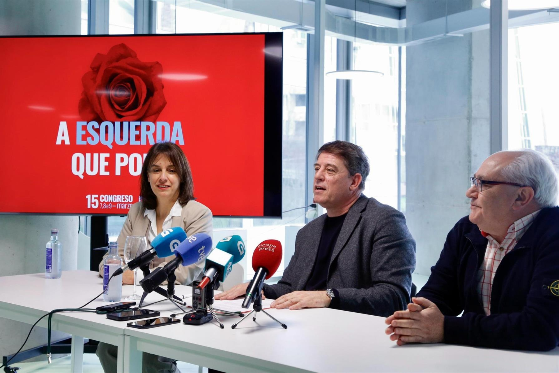 El secretario xeral del PSdeG, José Ramón Gómez Besteiro, junto a el secretario de Organización, Luis Ángel Lago, y la alcaldesa de Silleda y organizadora del Congreso, Paula Fernández | PSDEG