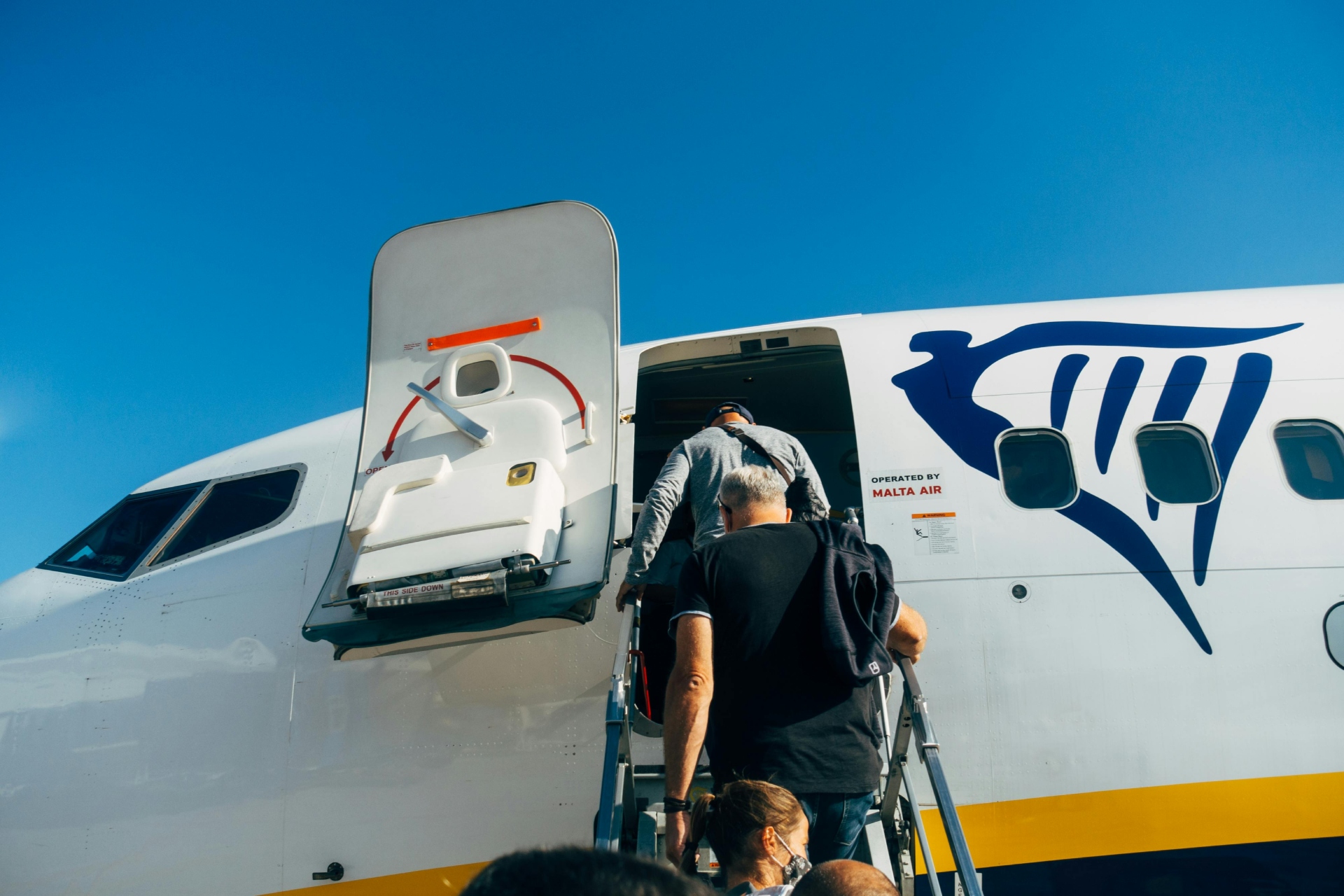 Imagen de archivo de pasajeros subiendo a un avión de Ryanair | PEXELS