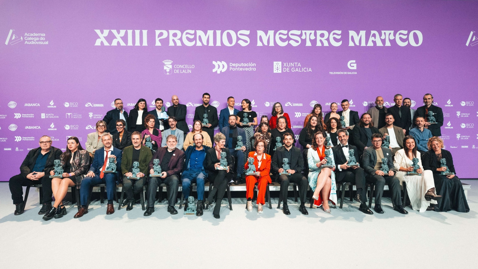 Foto de familia de los galardonados en los XXIII Premios Mestre Mateo | ACADEMIA GALEGA DO AUDIOVISUAL