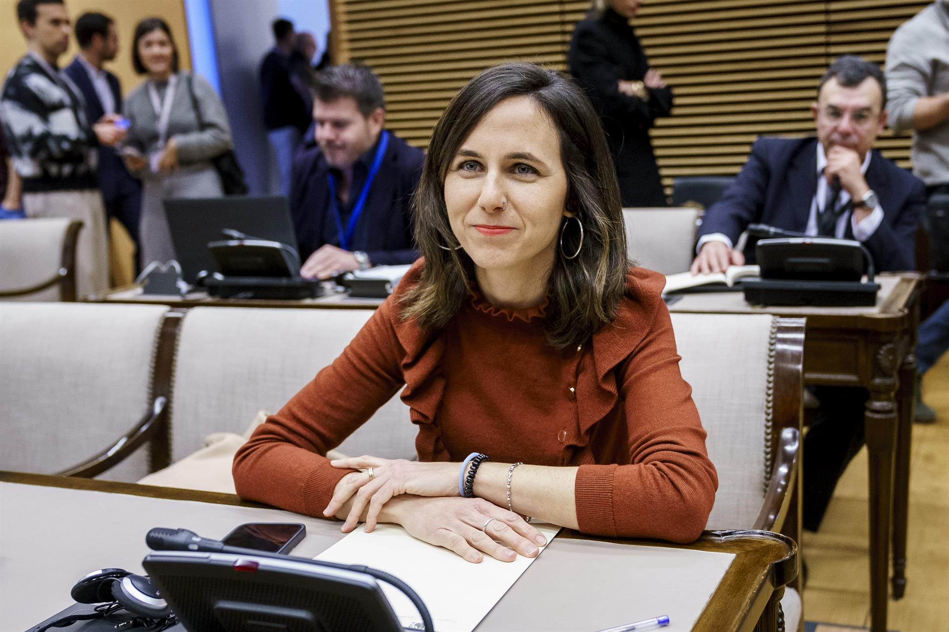 La secretaria general de Podemos, Ione Belarra, durante la comparecencia del expresidente del Gobierno Mariano Rajoy en la comisión de Investigación sobre la "Operación Cataluña | EUROPA PRESS