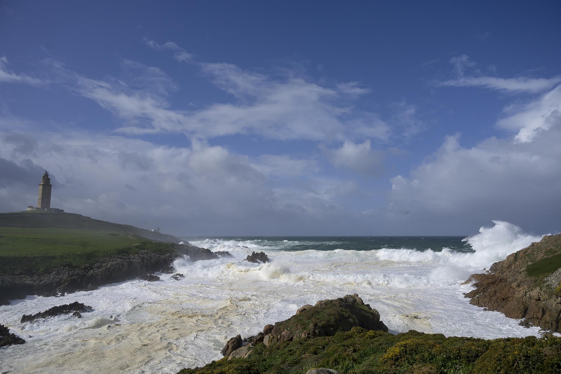 Olas durante el frente meteorológico, a 23 de febrero de 2024, en A Coruña | EUROPA PRESS