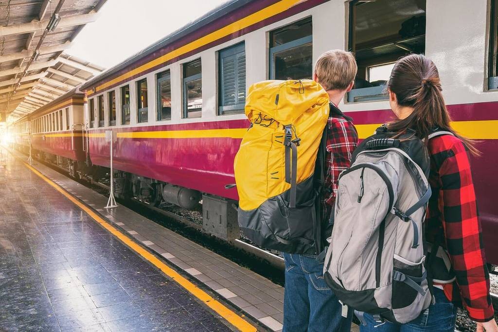 Dos jóvenes viajando en el Interrail