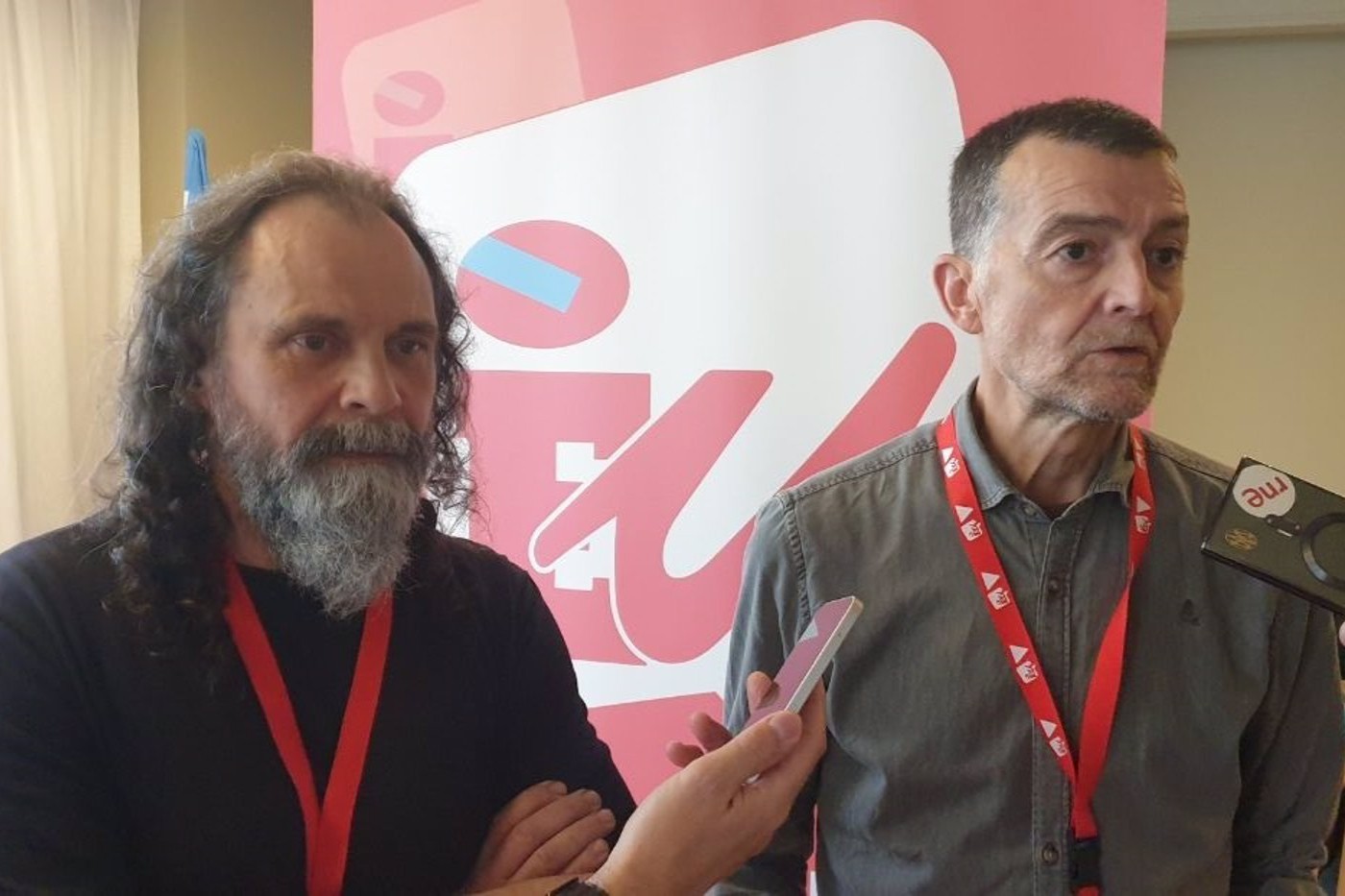 El coordinador federal de Izquierda Unida, Antonio Maíllo, este sábado en el cierre de la XIV Asemblea Nacional de Esquerda Unida (EU) junto al nuevo coordinador gallego, Lino Costas. - IZQUIERDA UNIDA