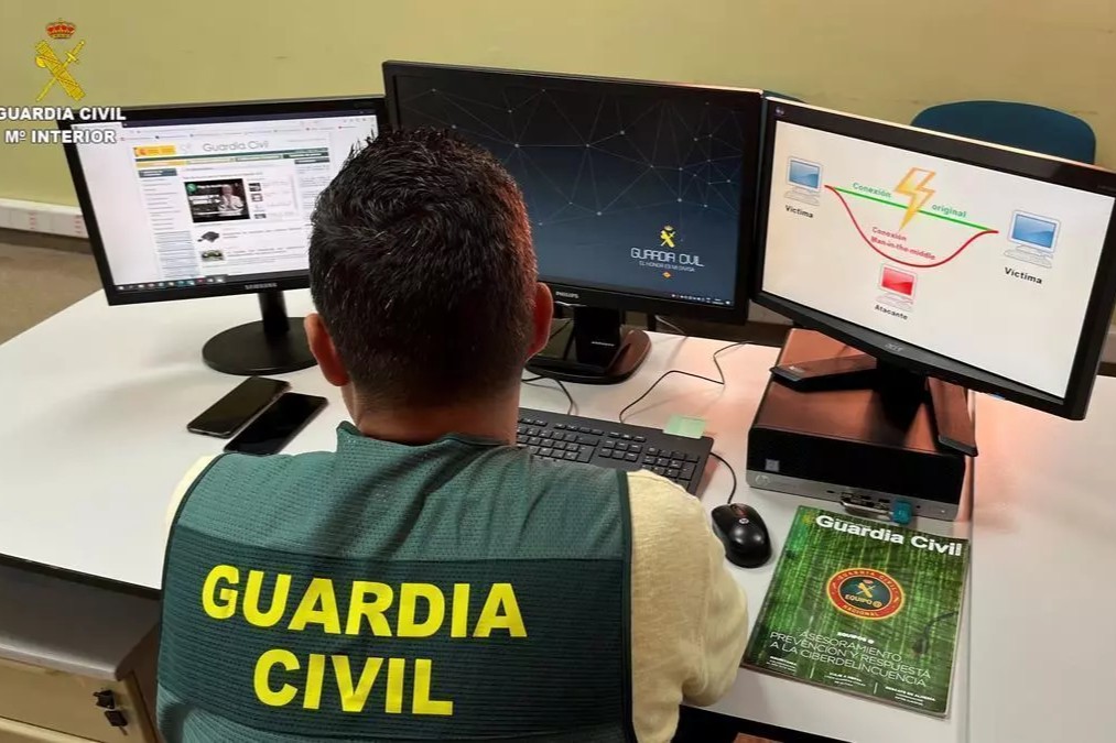 Un agente del equipo de ciberdelincuencia