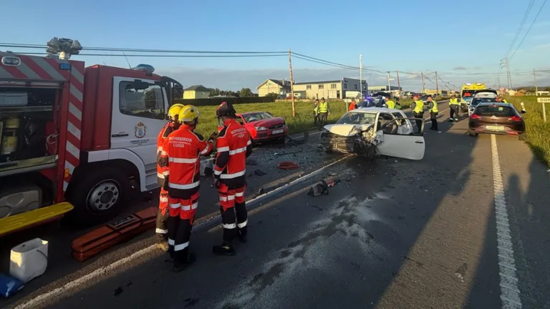 El accidente múltiple en la N-6-34 en Dompiñor, en la parroquia de Piñeira, en Ribadeo | BOMBEROS DE BARREIROS