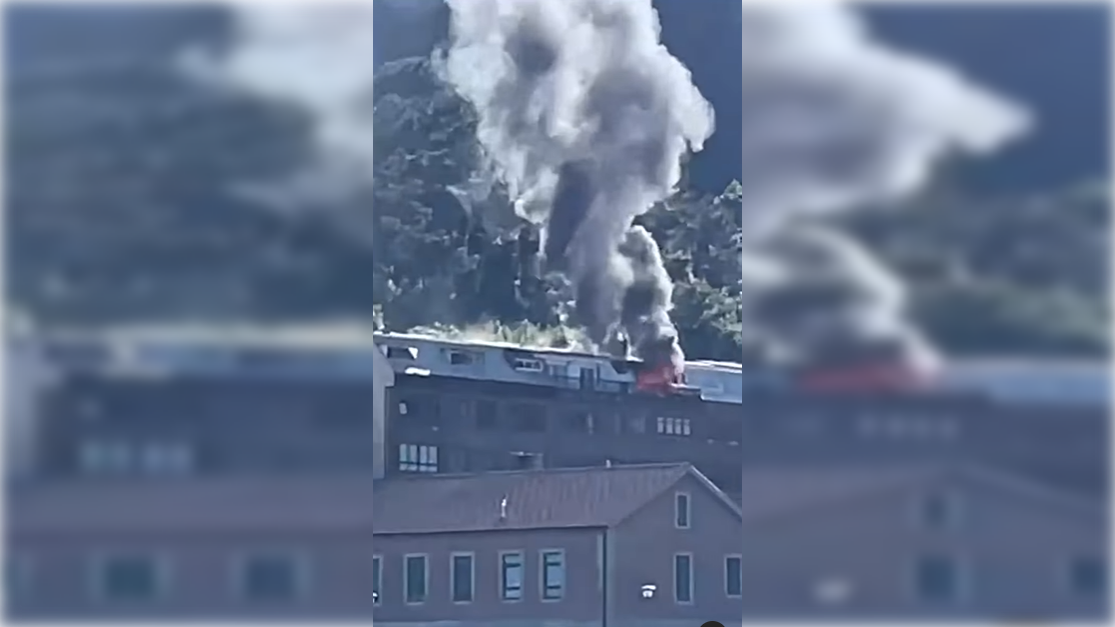 La columna de humo del efidicio incendiado | @chocolatediscomovil