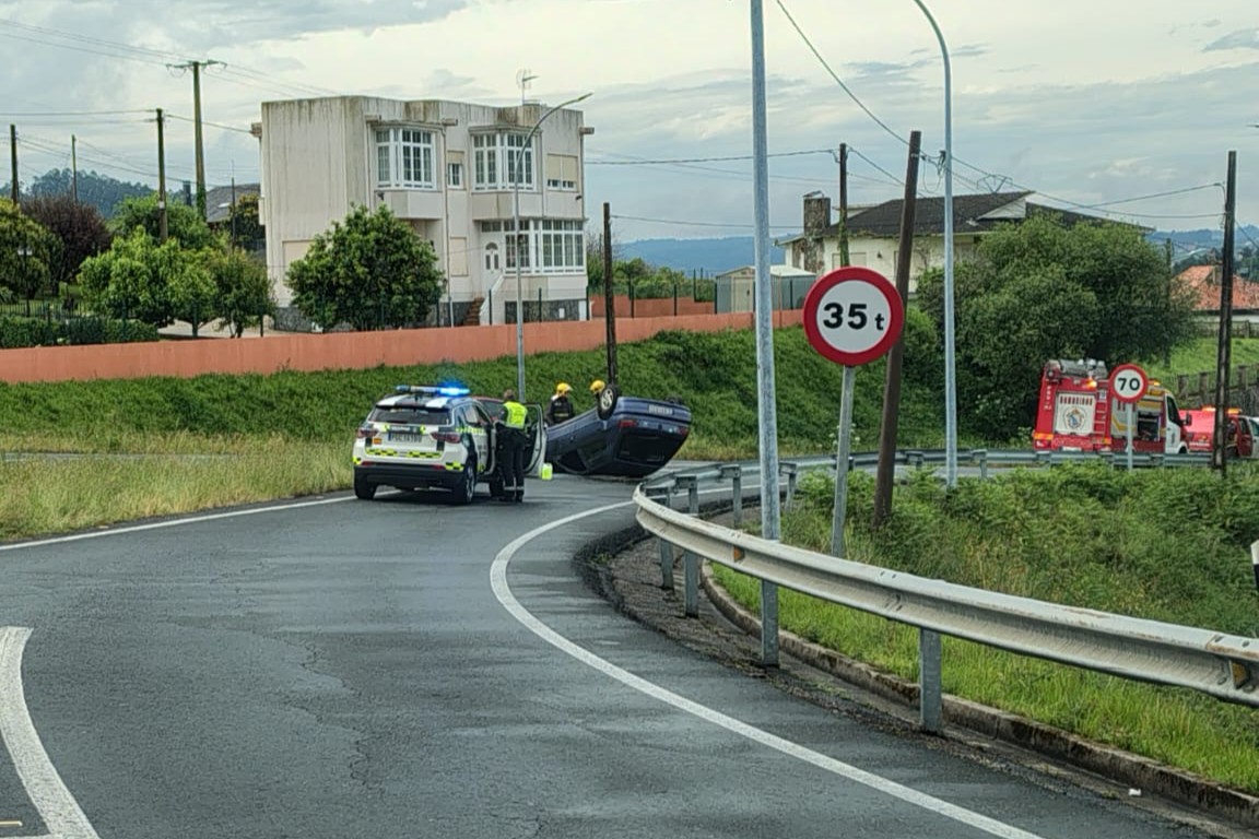 Imagen del coche volcado donde la Guardia Civil se encuentra reorganizando el tráfico | CEDIDA